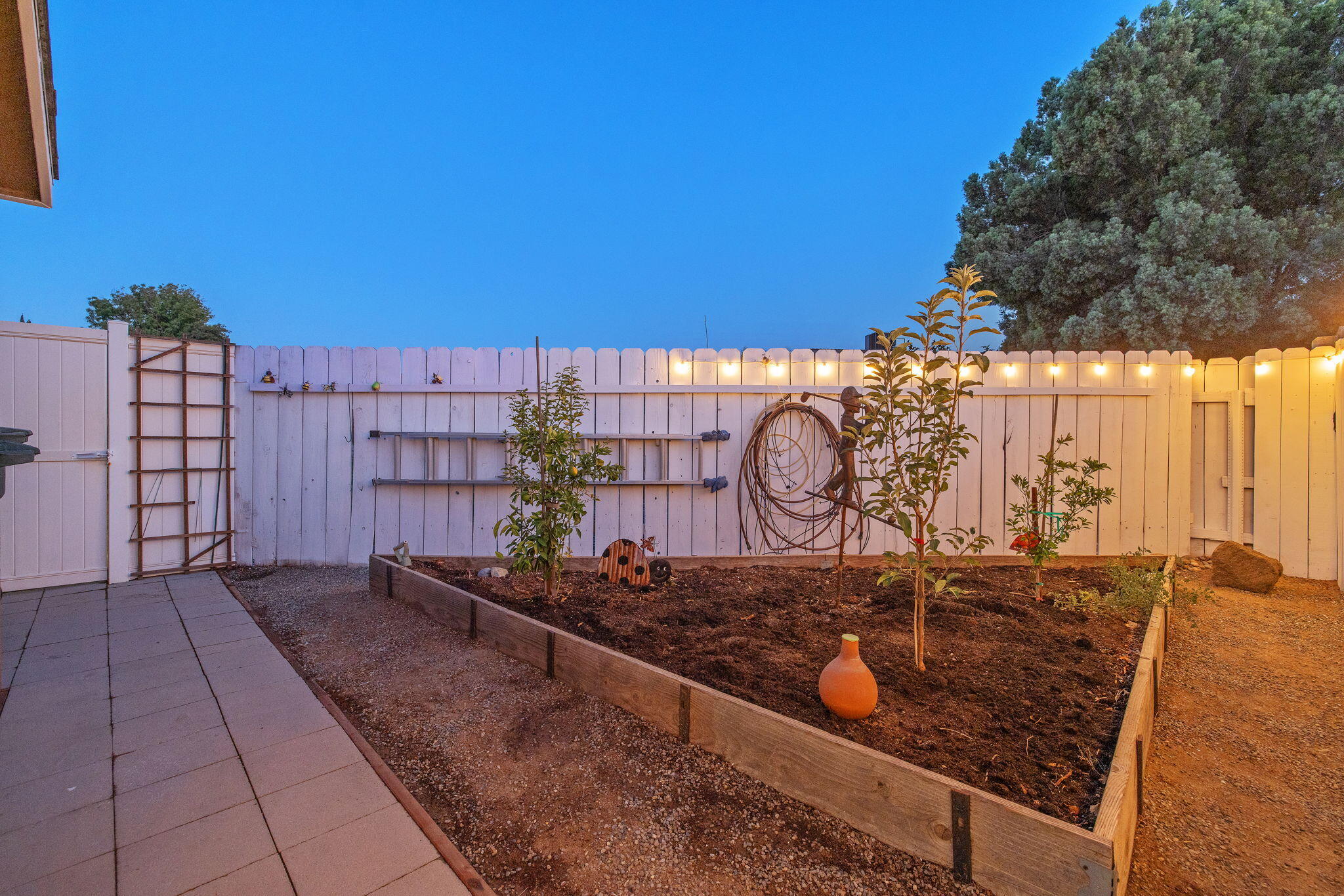 445 Mike Ct, Lemoore, CA 93245