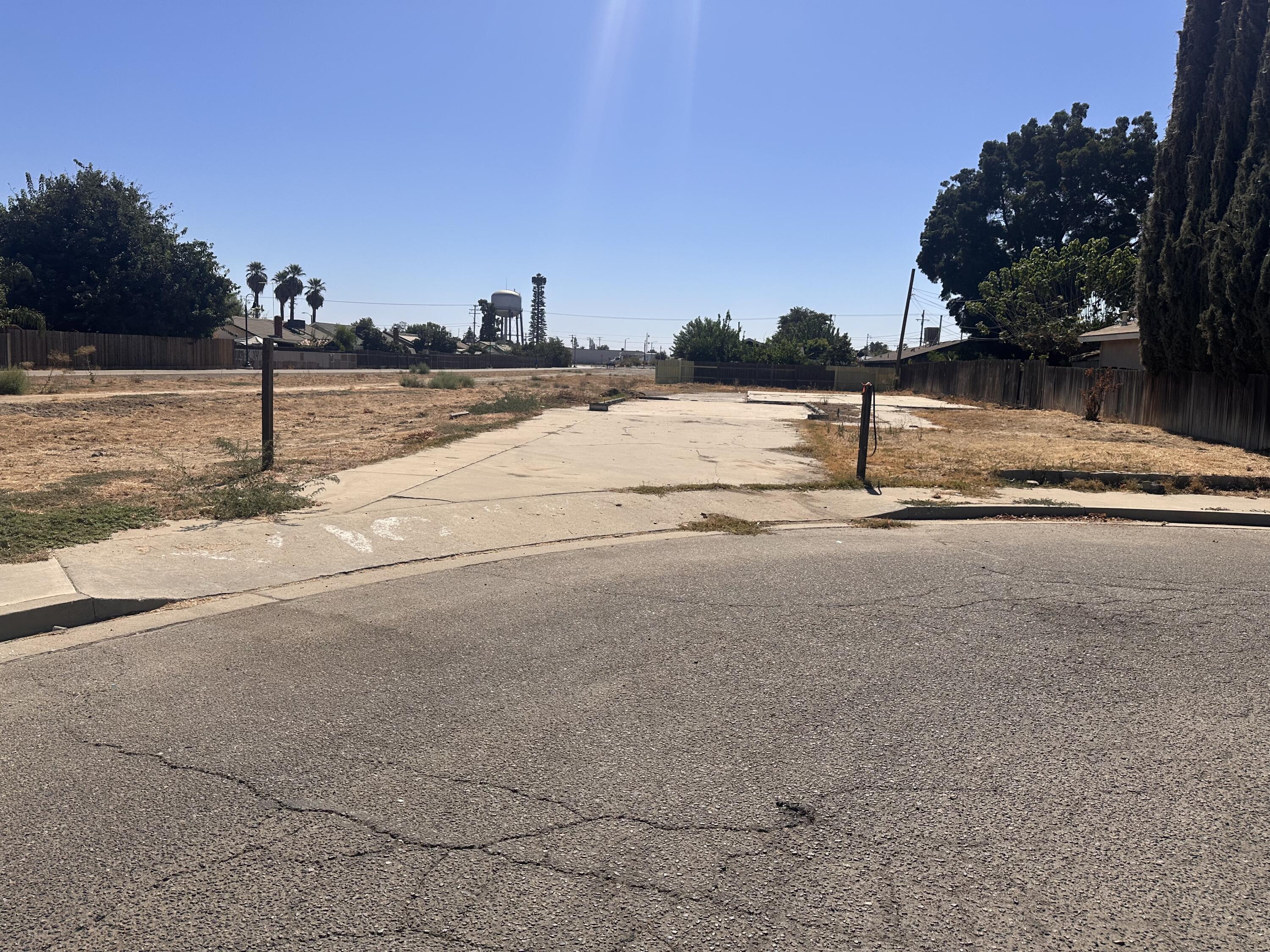 445 E Parker Ct, Visalia, CA 93291