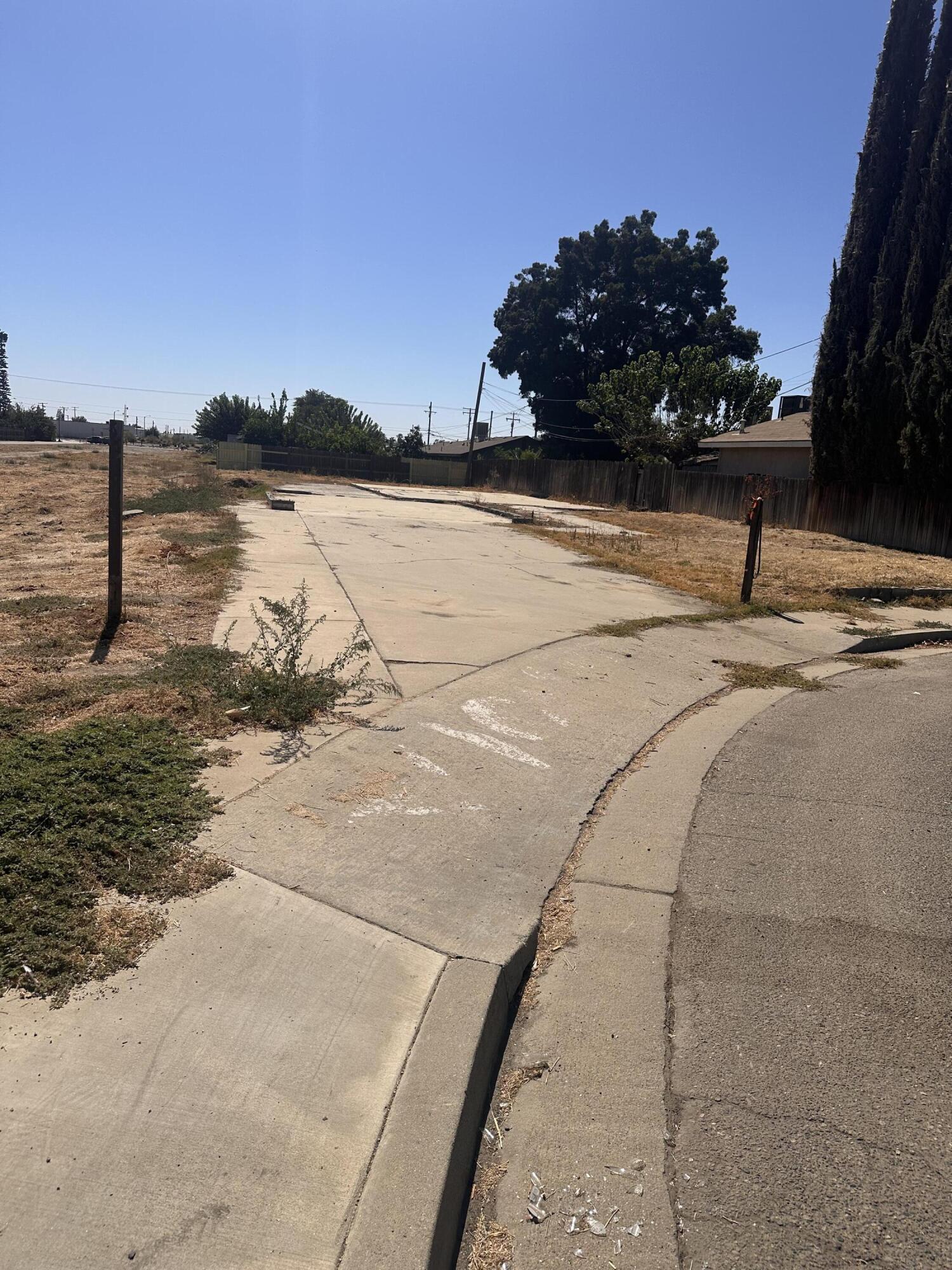 445 E Parker Ct, Visalia, CA 93291