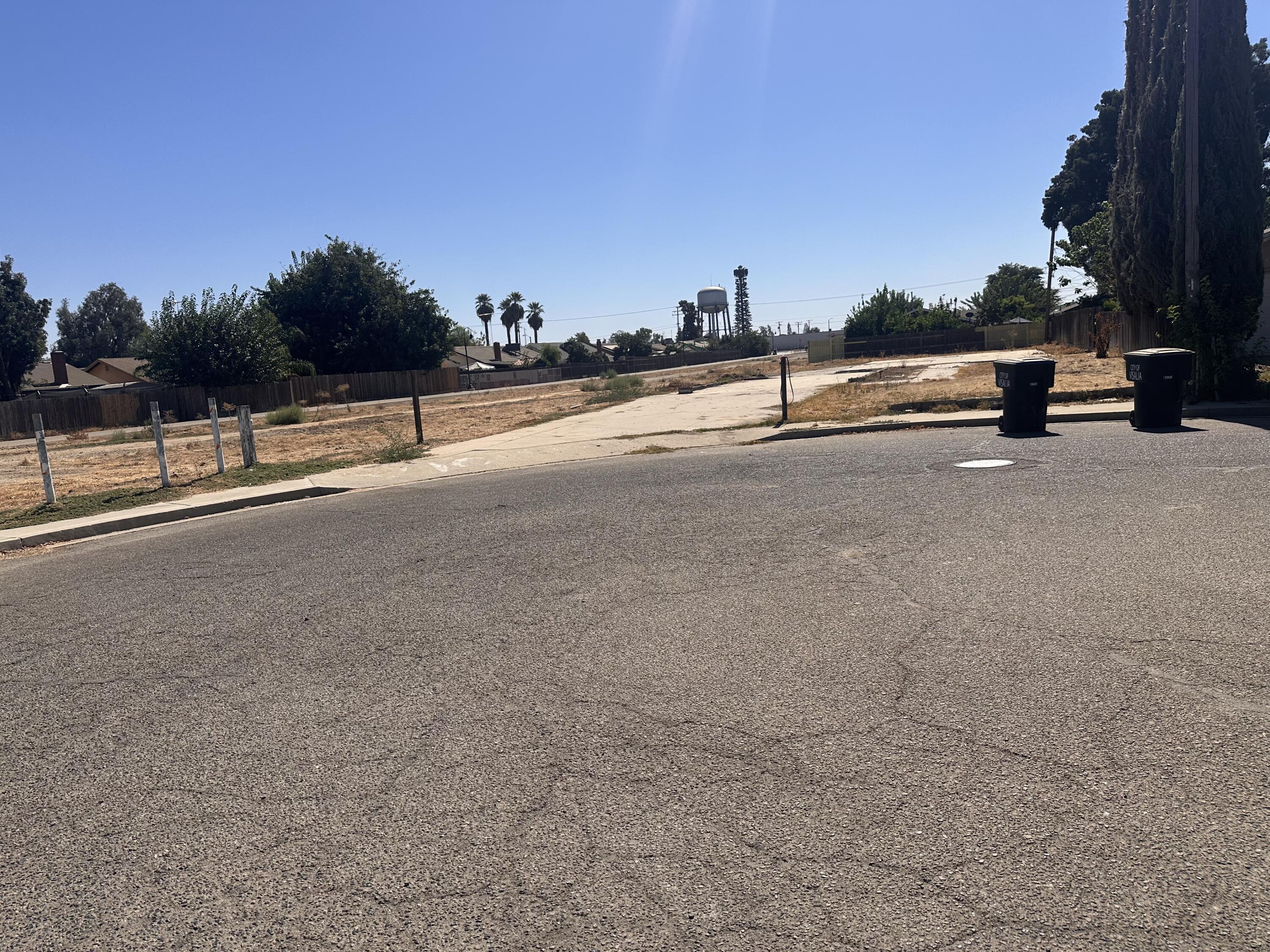445 E Parker Ct, Visalia, CA 93291