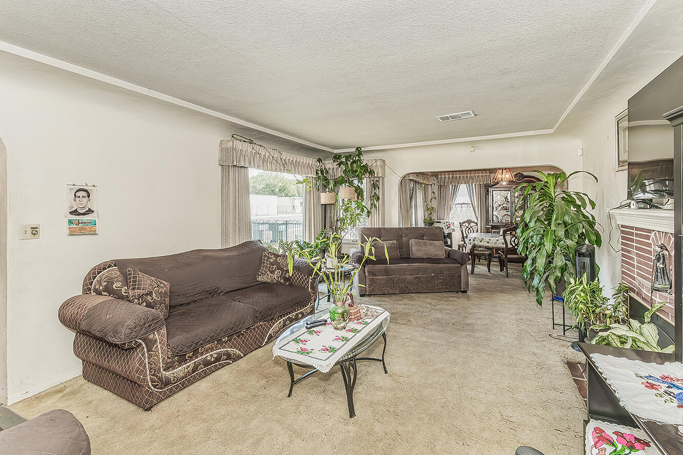 4704 E Tulare Ave, Fresno, CA 93702