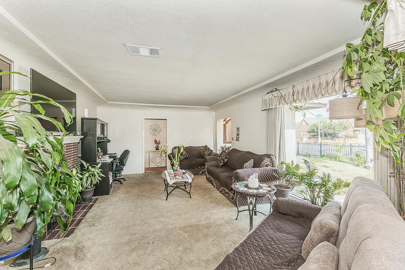 4704 E Tulare Ave, Fresno, CA 93702