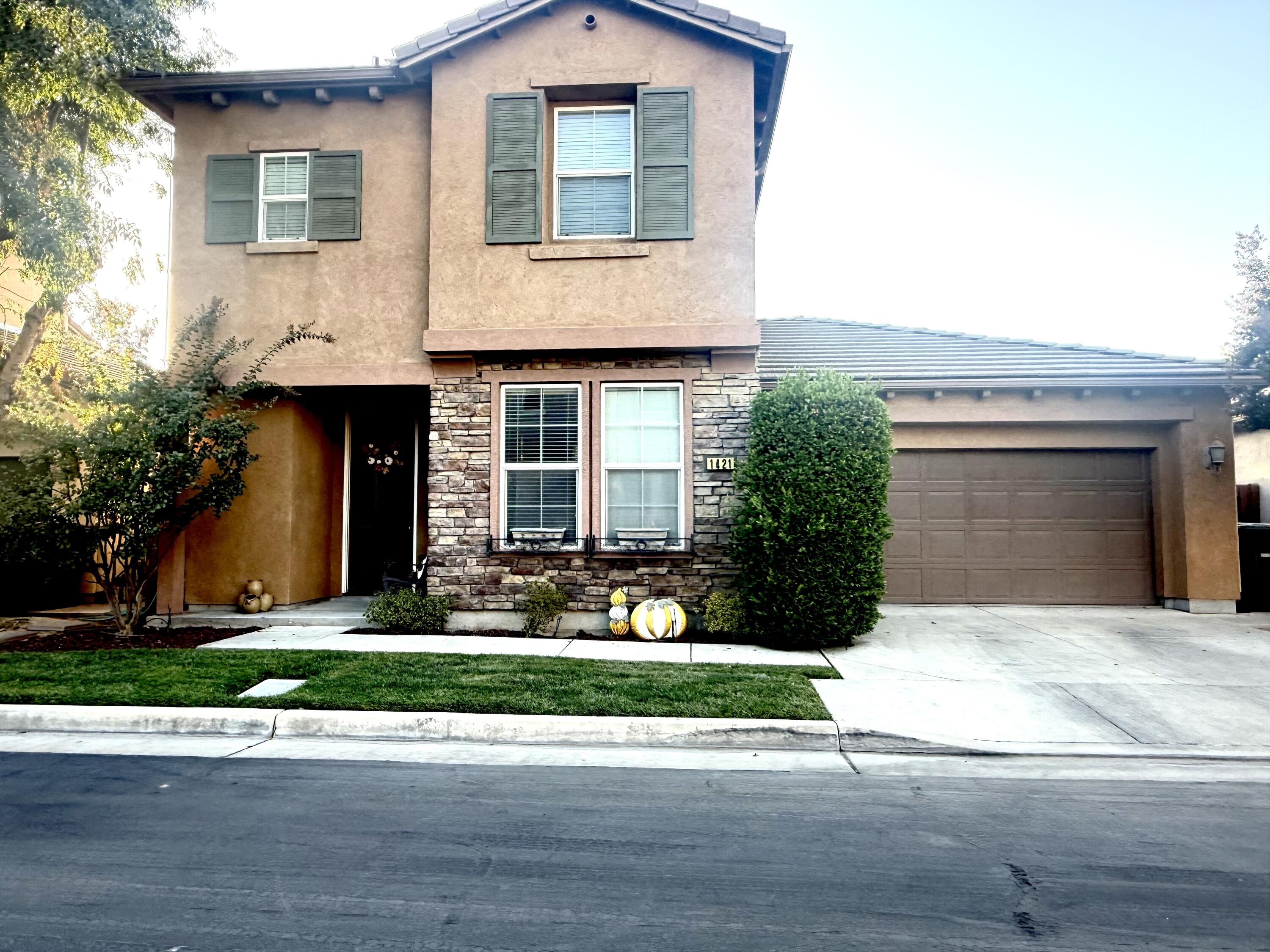 1421 N Cortona Ct, Visalia, CA 93291