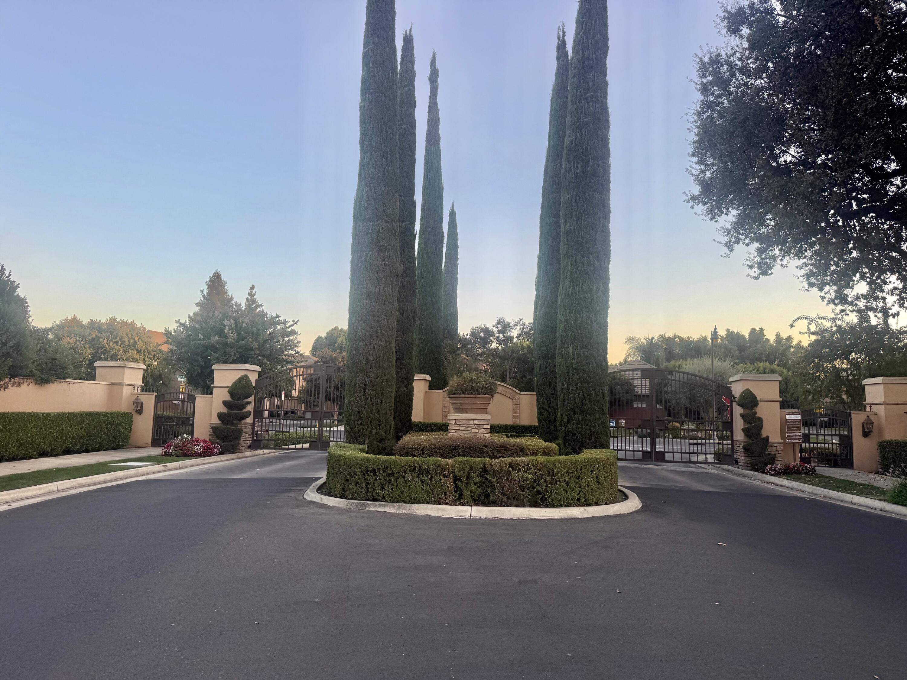 1421 N Cortona Ct, Visalia, CA 93291