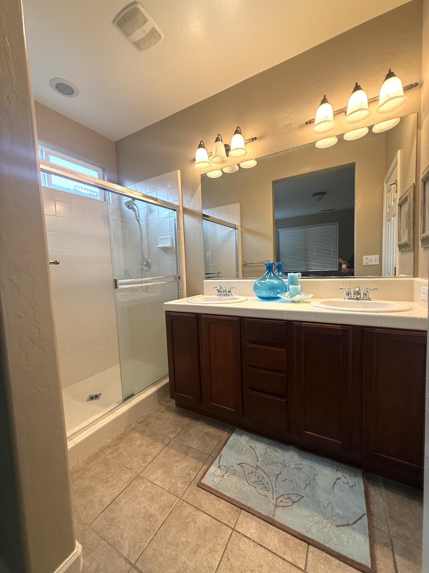 1421 N Cortona Ct, Visalia, CA 93291