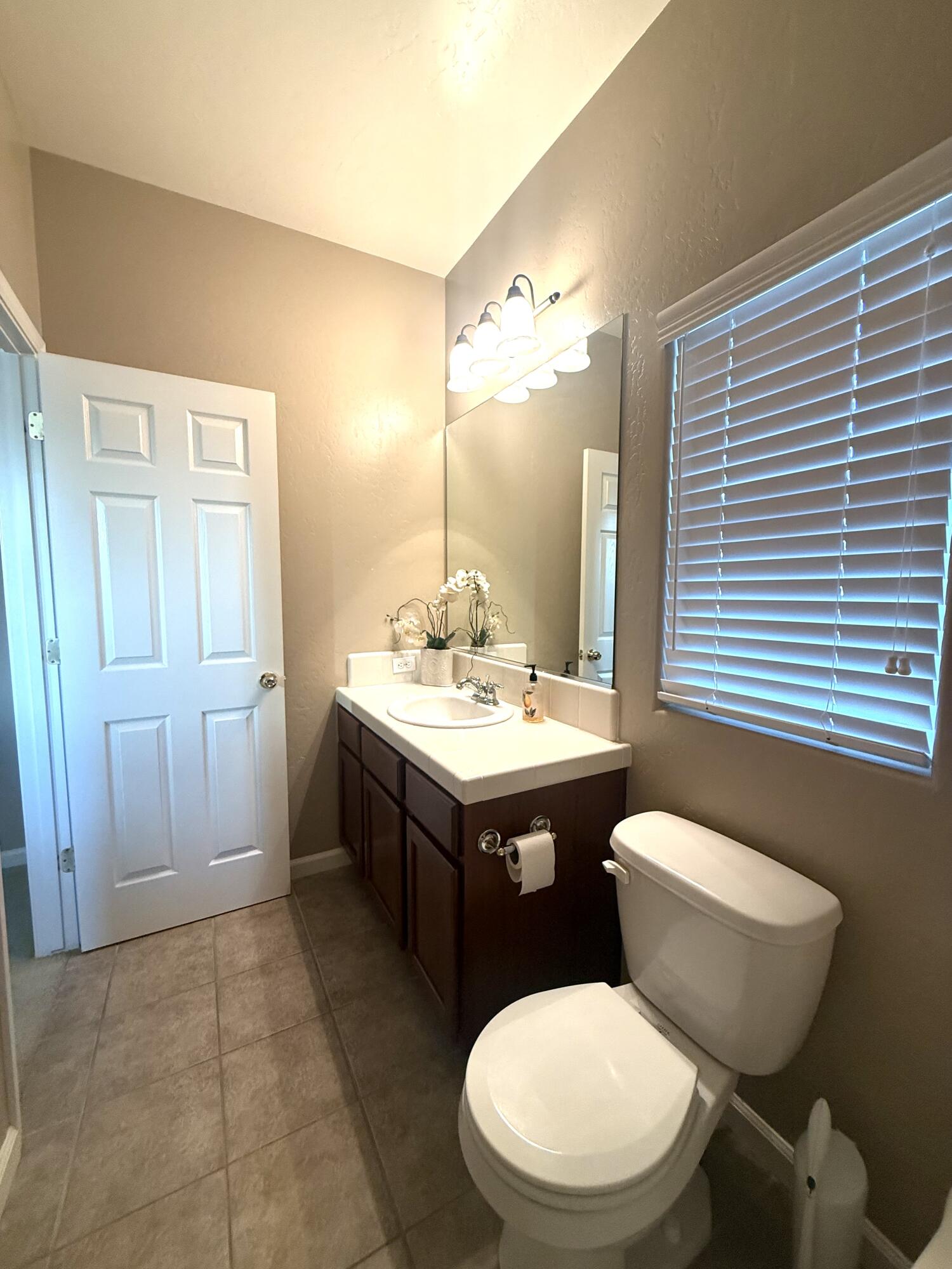 1421 N Cortona Ct, Visalia, CA 93291