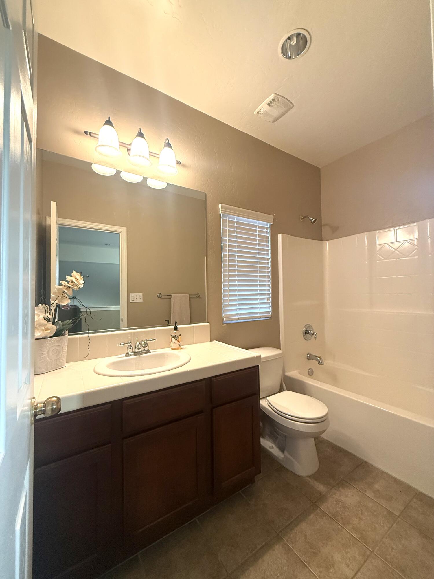 1421 N Cortona Ct, Visalia, CA 93291