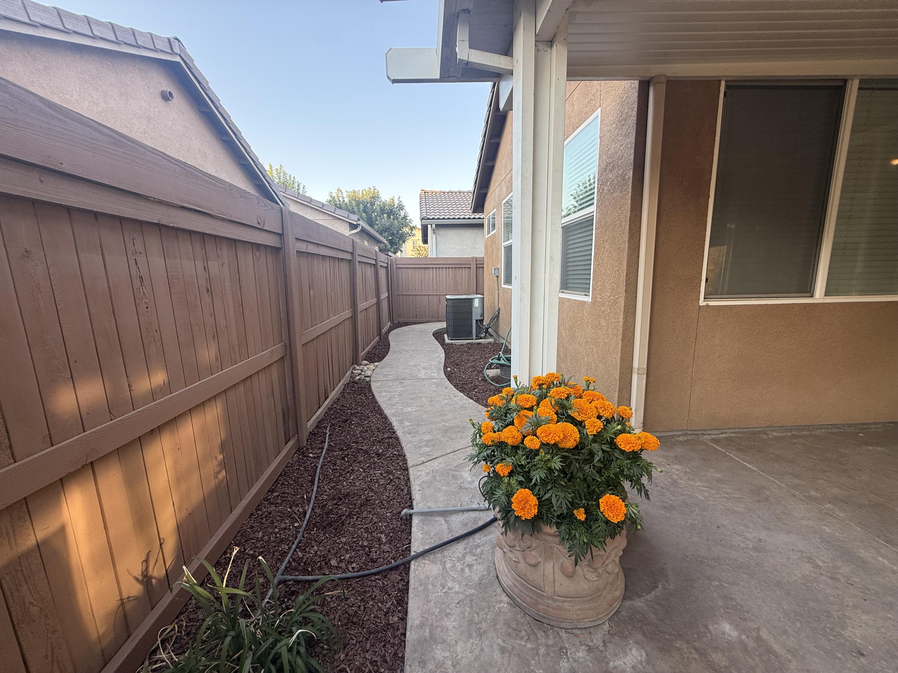 1421 N Cortona Ct, Visalia, CA 93291