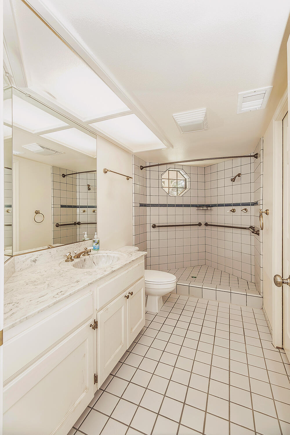 5536 W Prospect Dr, Visalia, CA 93291