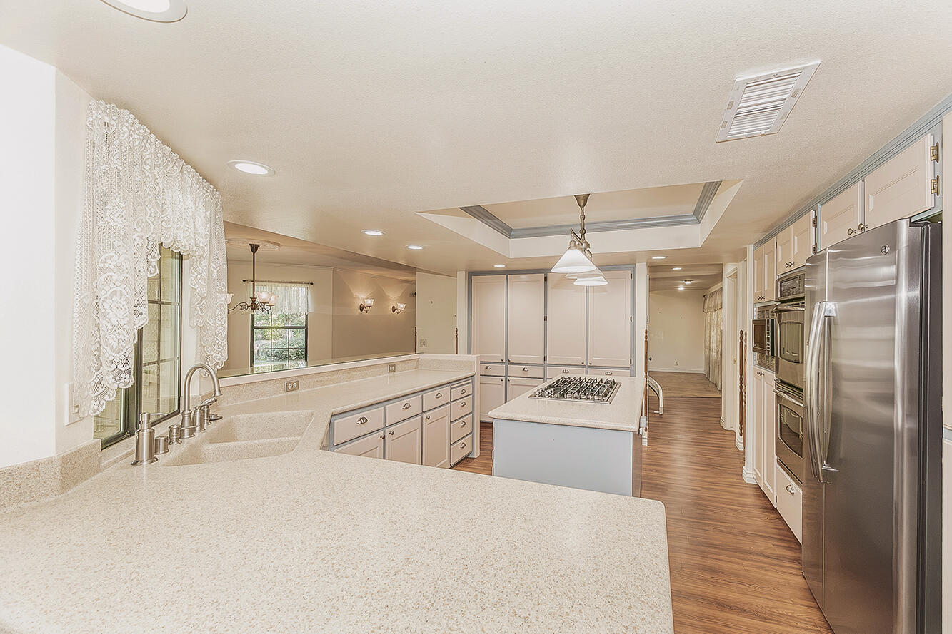 5536 W Prospect Dr, Visalia, CA 93291