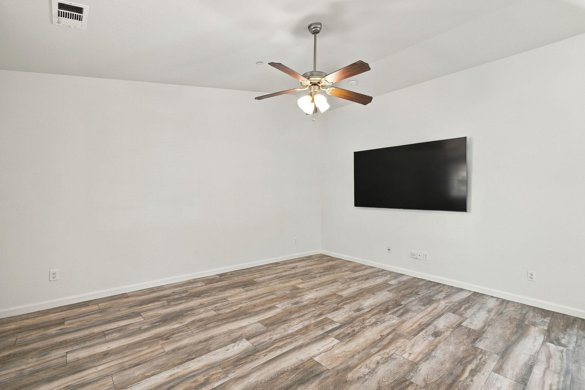3068 S Foster Ct, Tulare, CA 93274