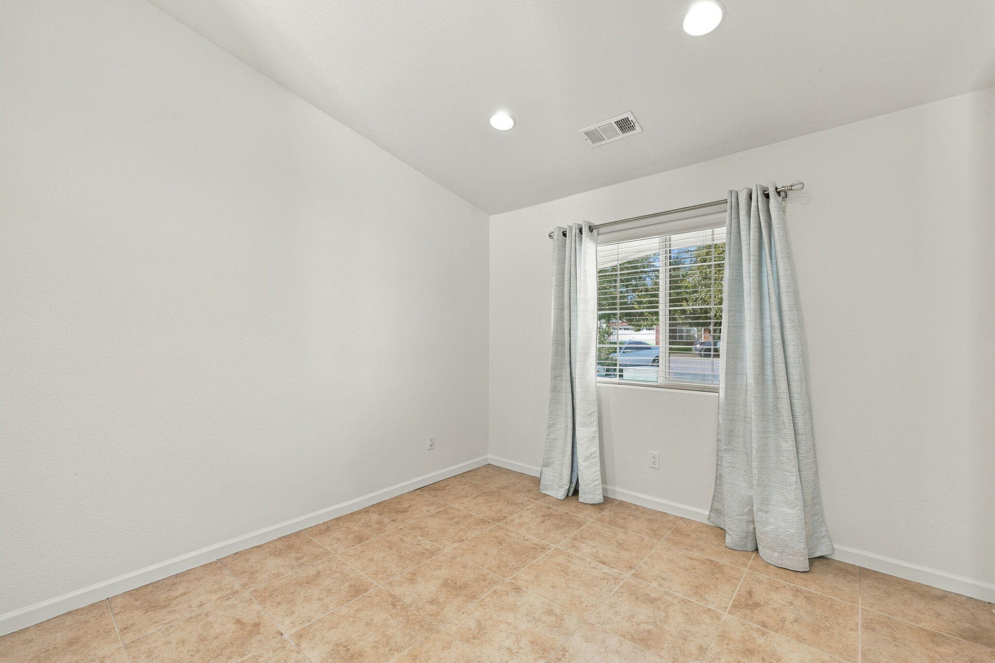 3068 S Foster Ct, Tulare, CA 93274
