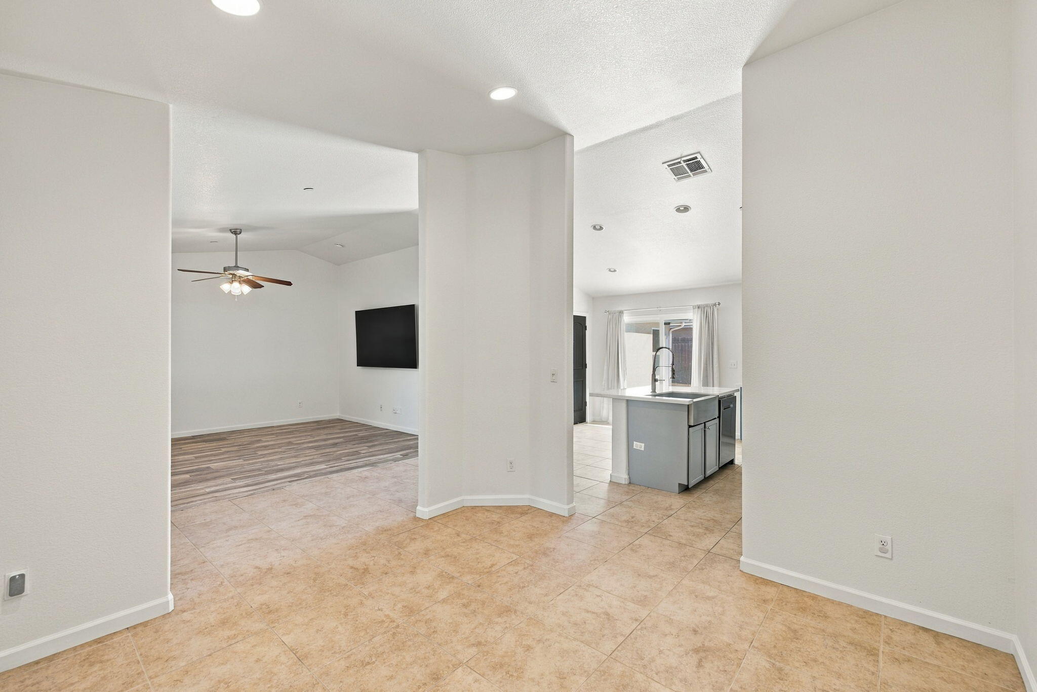 3068 S Foster Ct, Tulare, CA 93274