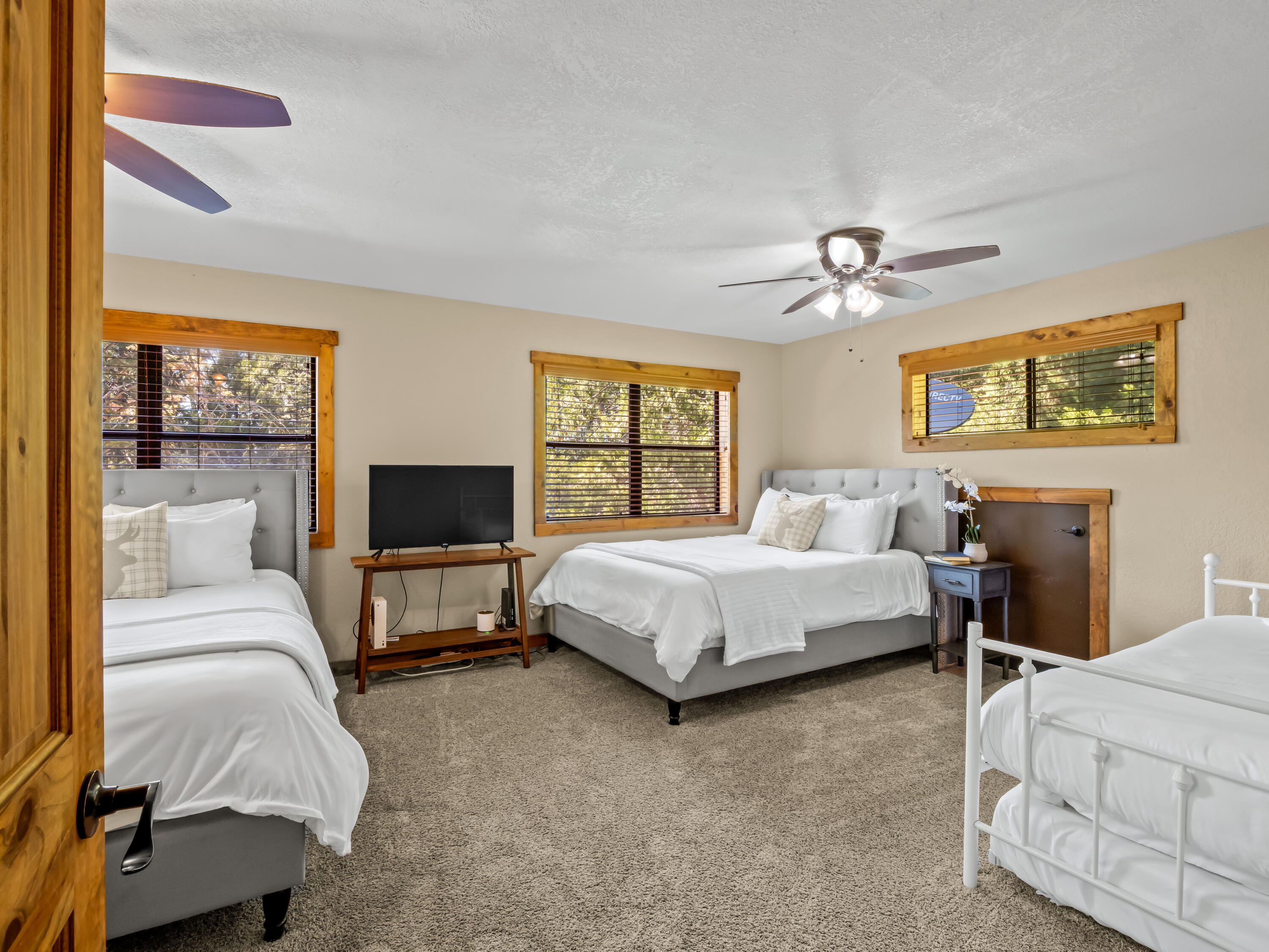 39411 Pond Ln, Shaver Lake, CA 93664