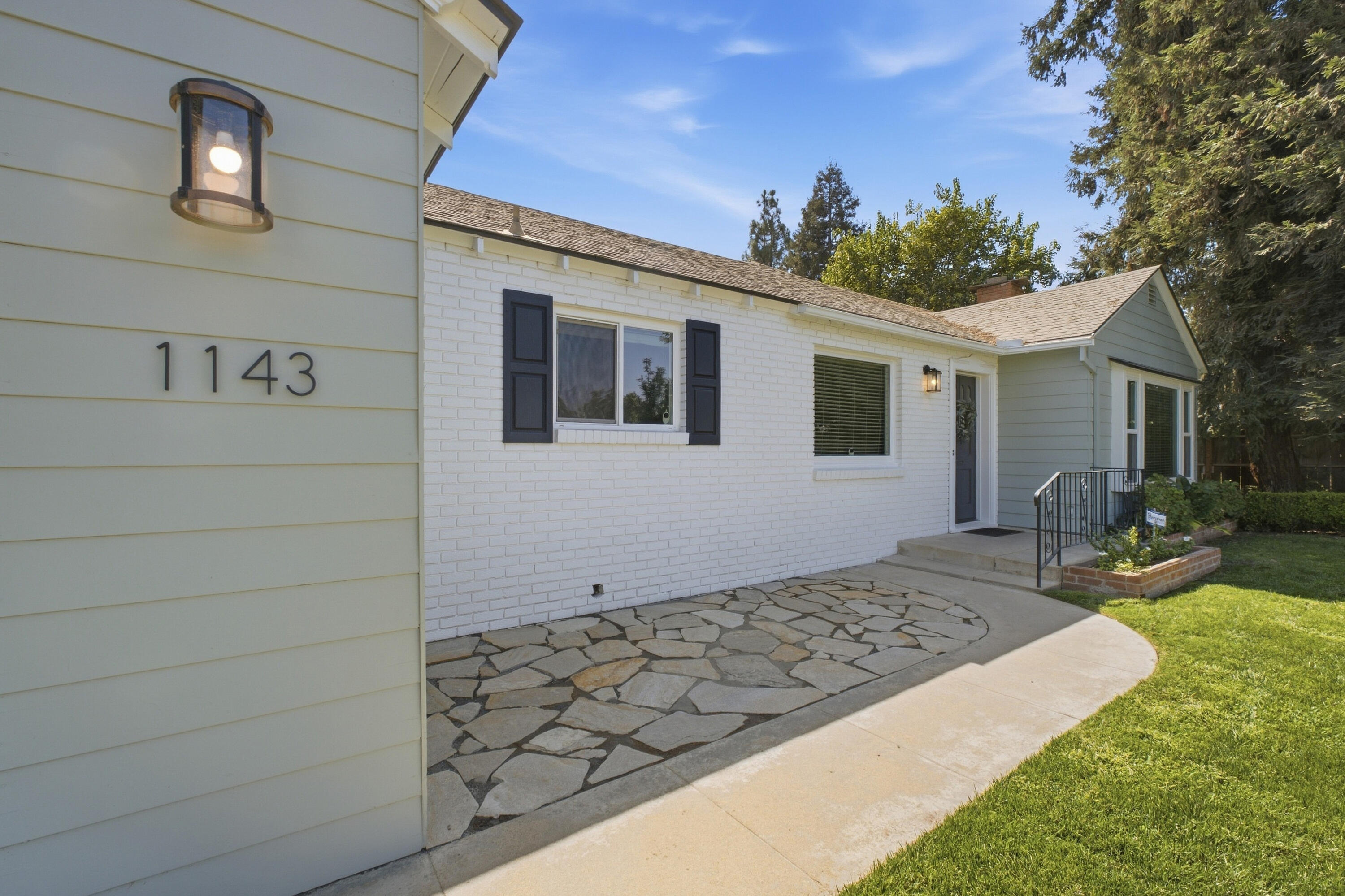 1143 W Howard Ave, Visalia, CA 93277