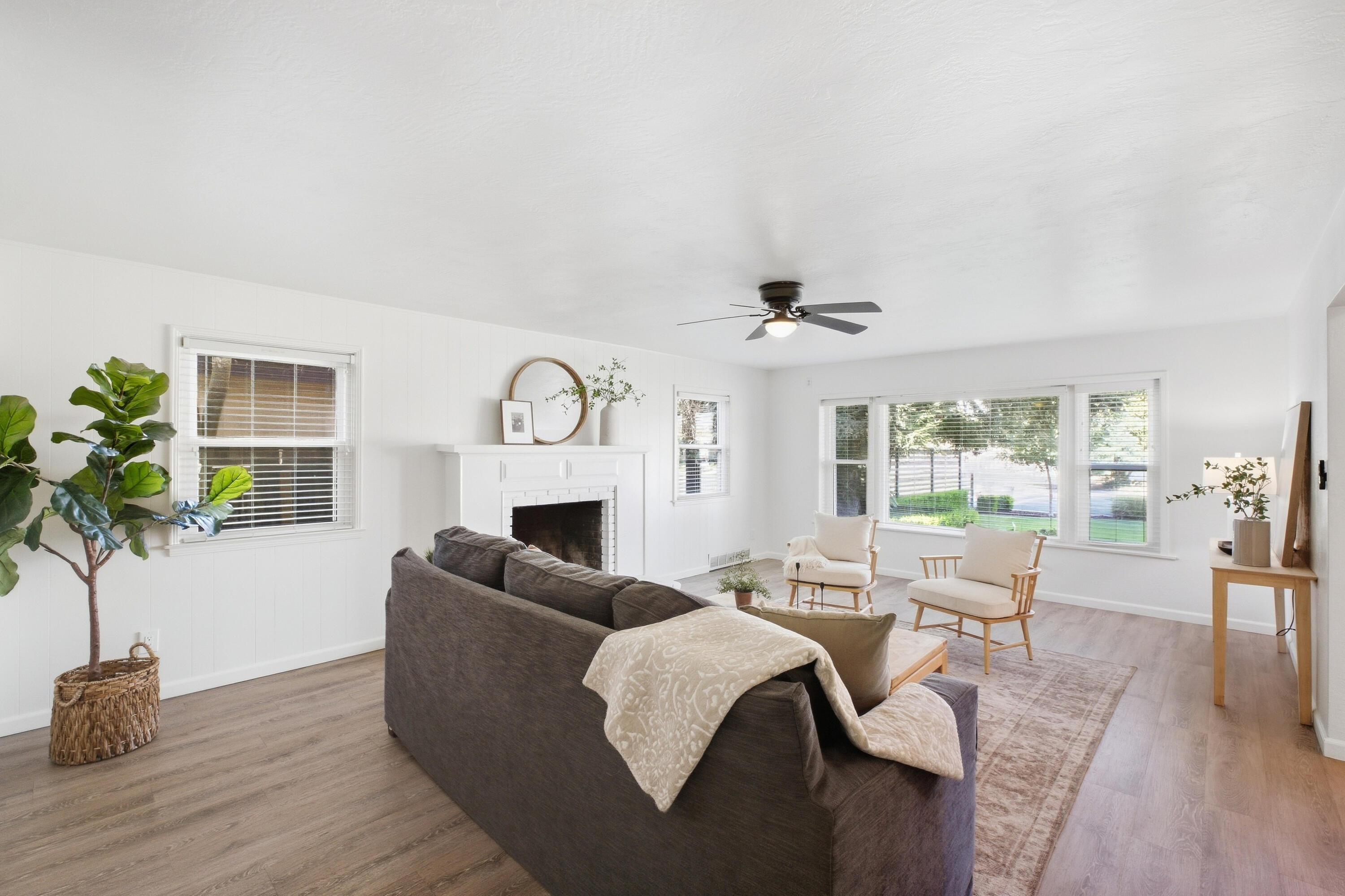 1143 W Howard Ave, Visalia, CA 93277