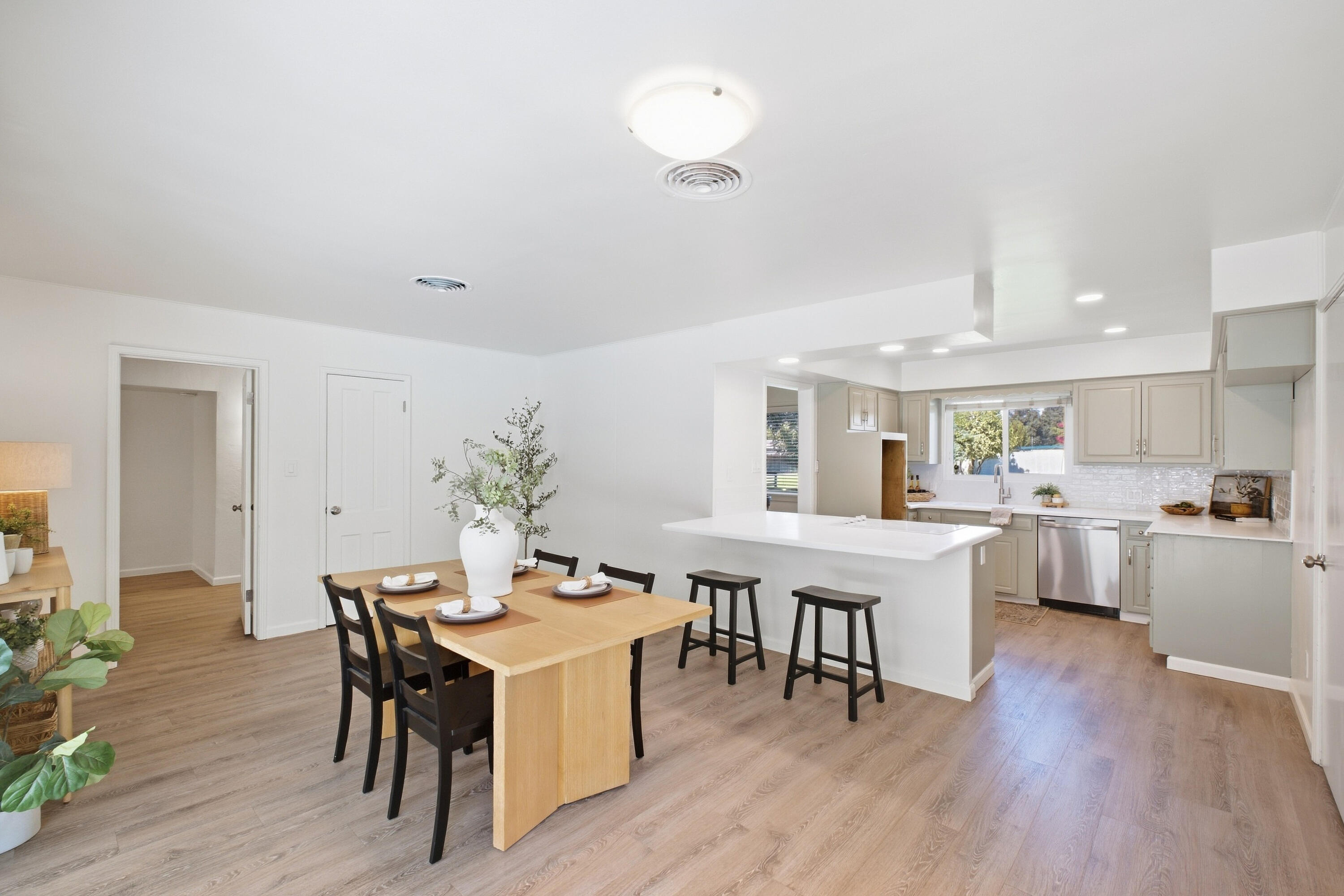 1143 W Howard Ave, Visalia, CA 93277