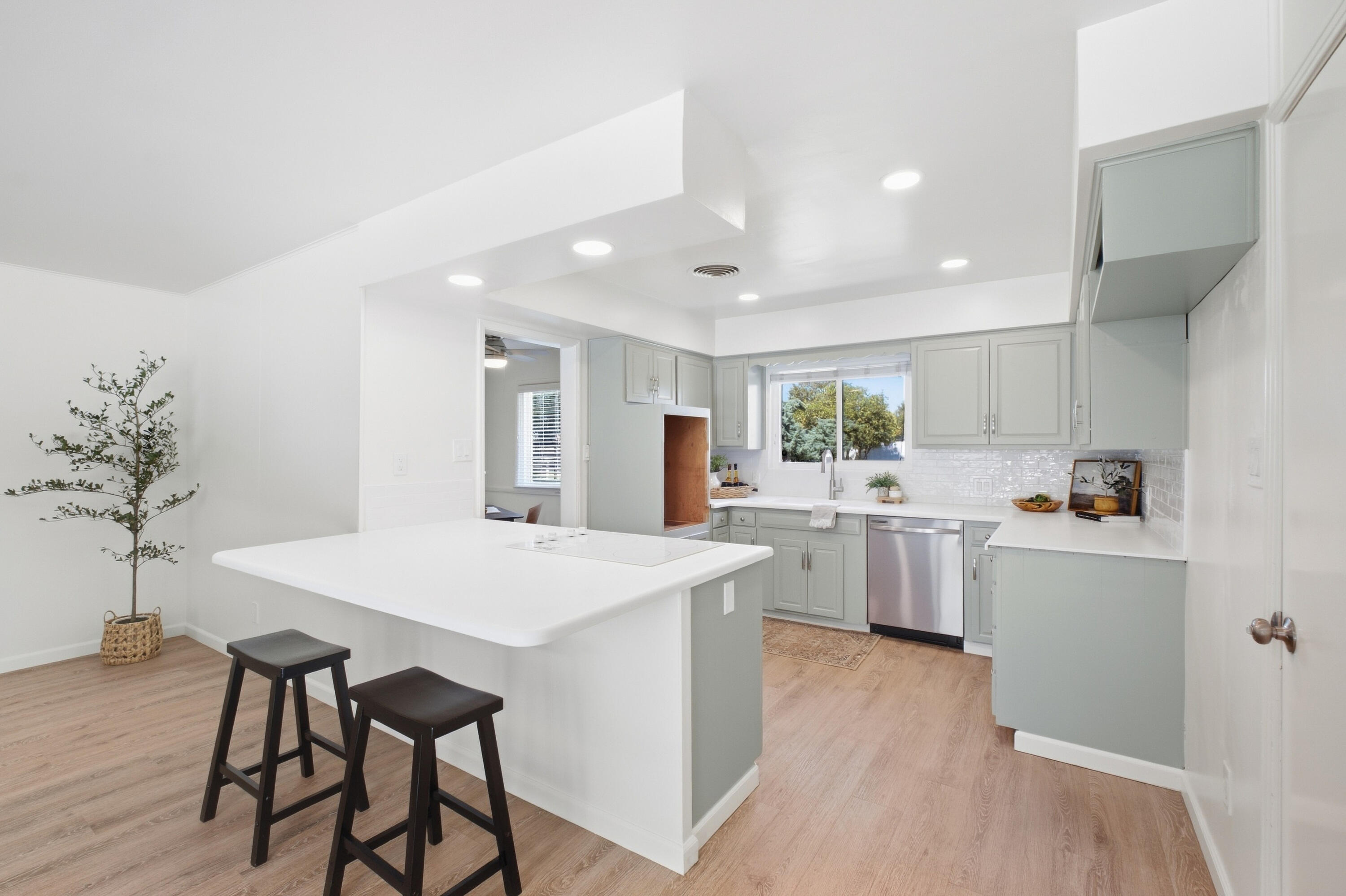 1143 W Howard Ave, Visalia, CA 93277
