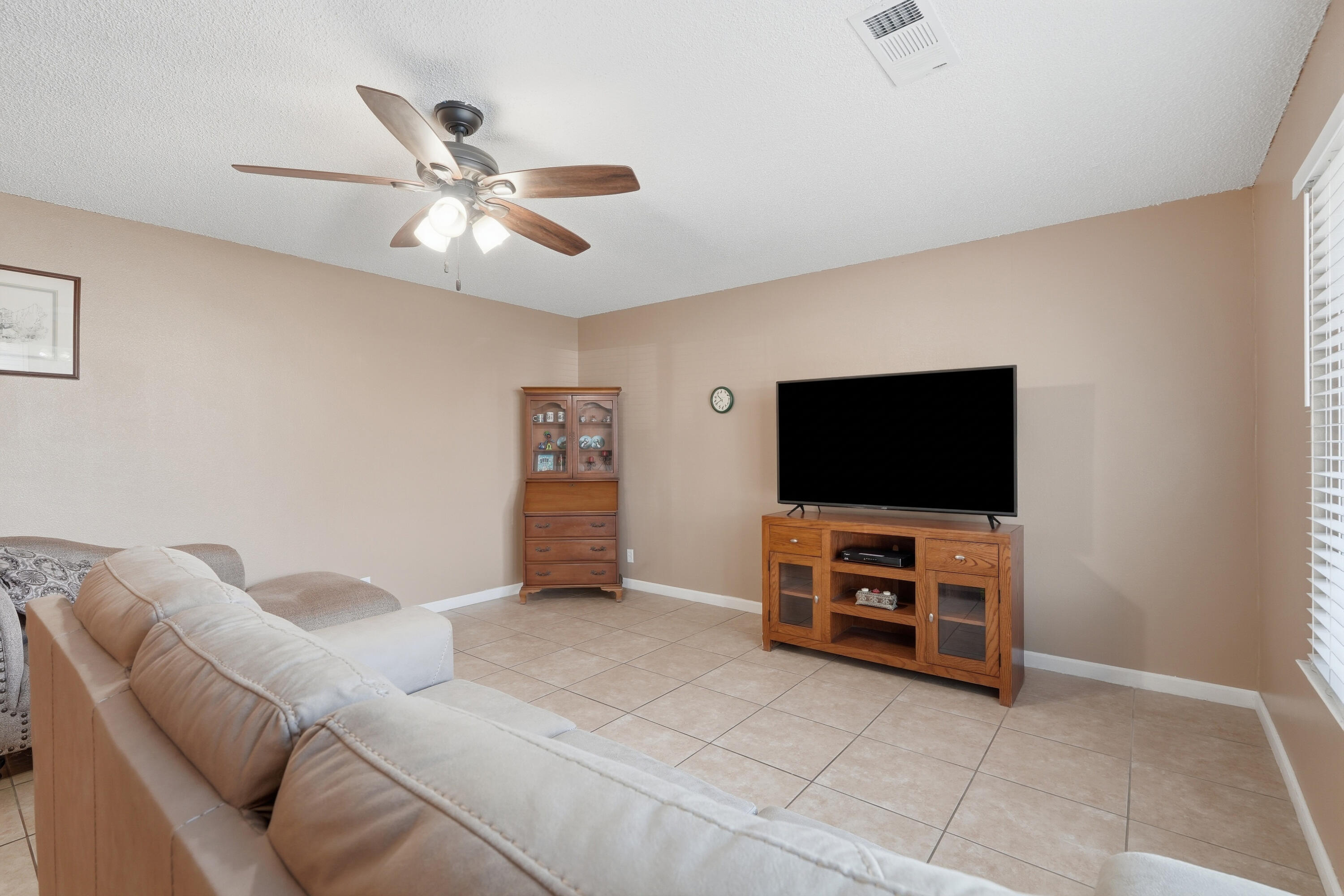 1435 Davis St, Hanford, CA 93230