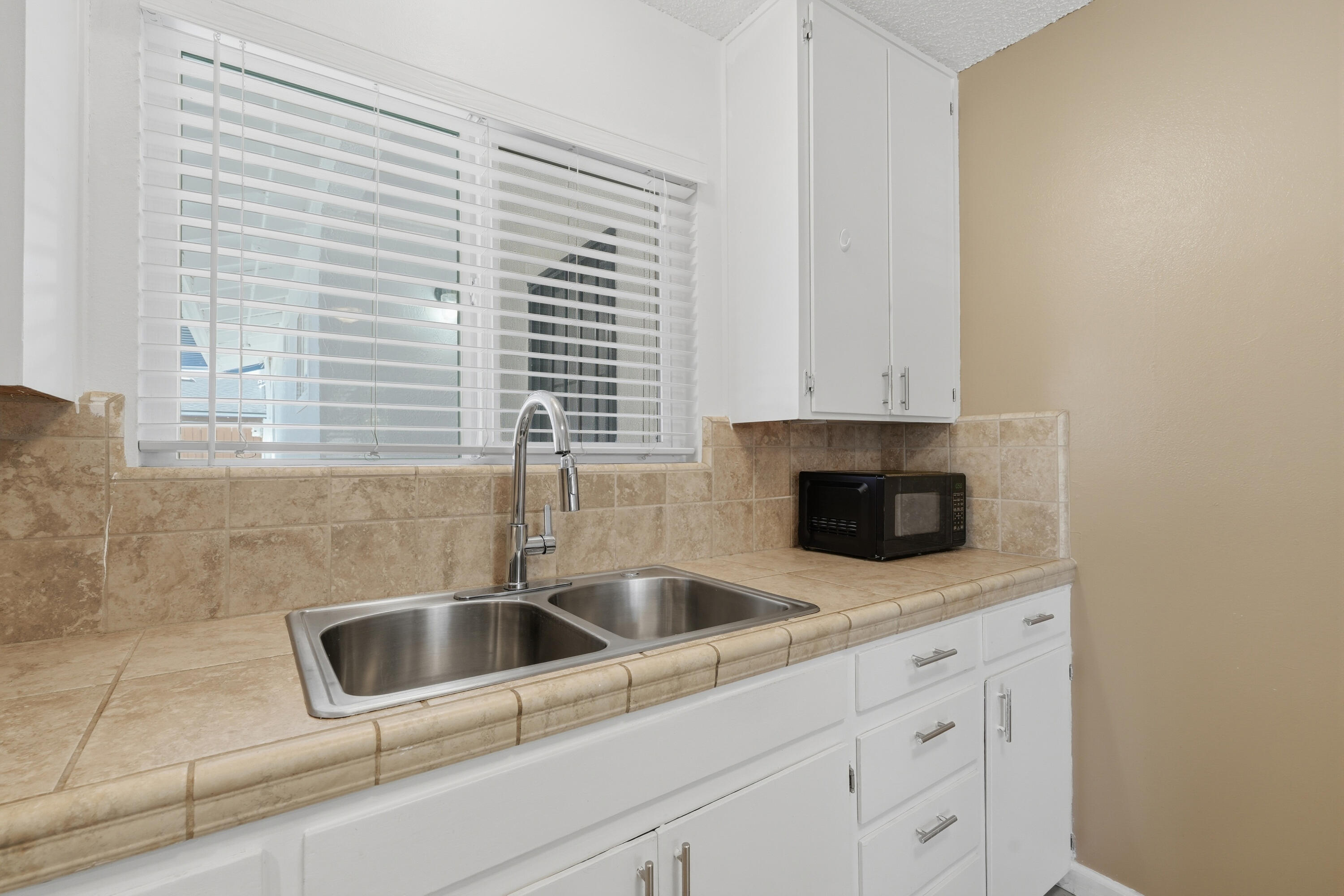 1435 Davis St, Hanford, CA 93230