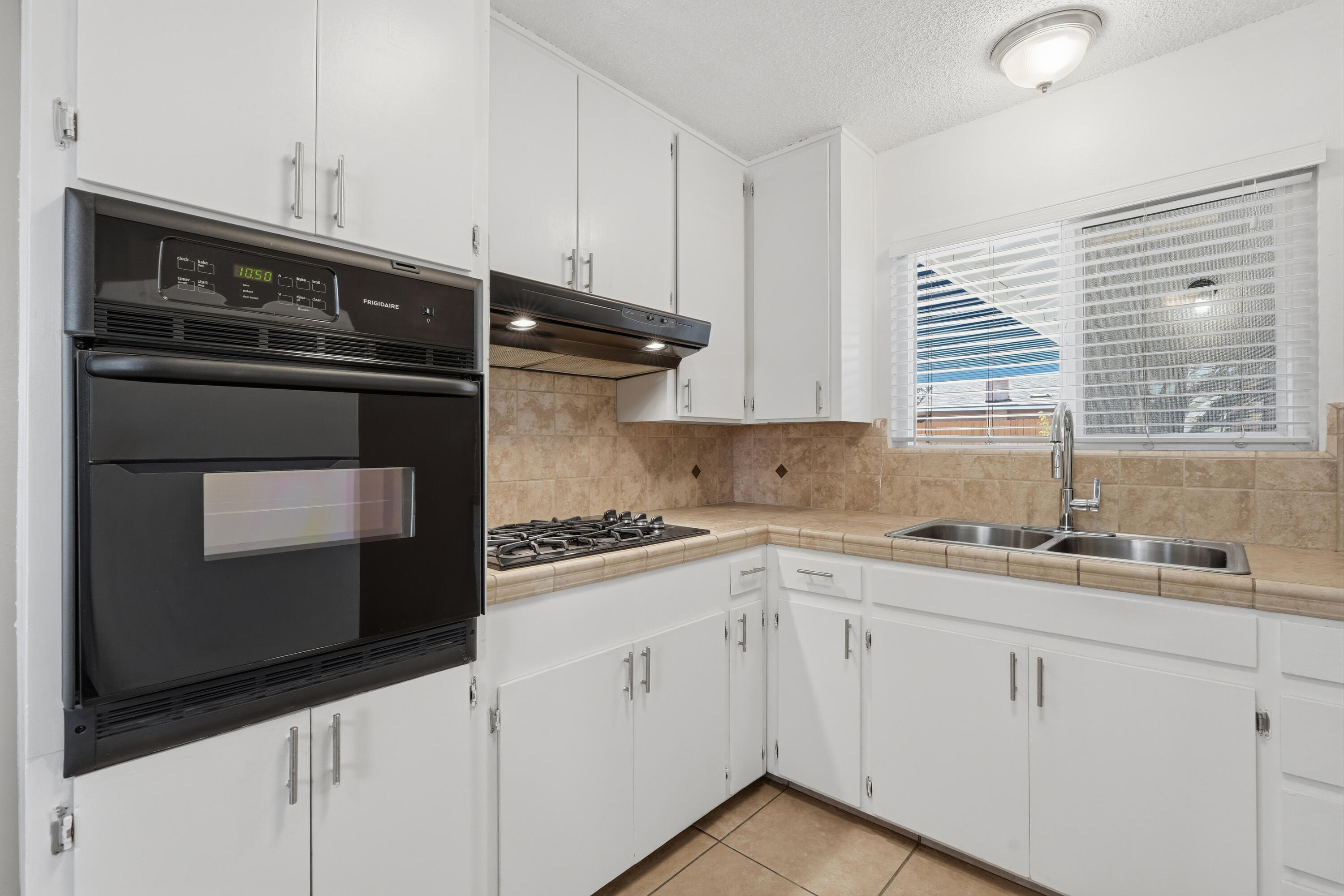 1435 Davis St, Hanford, CA 93230