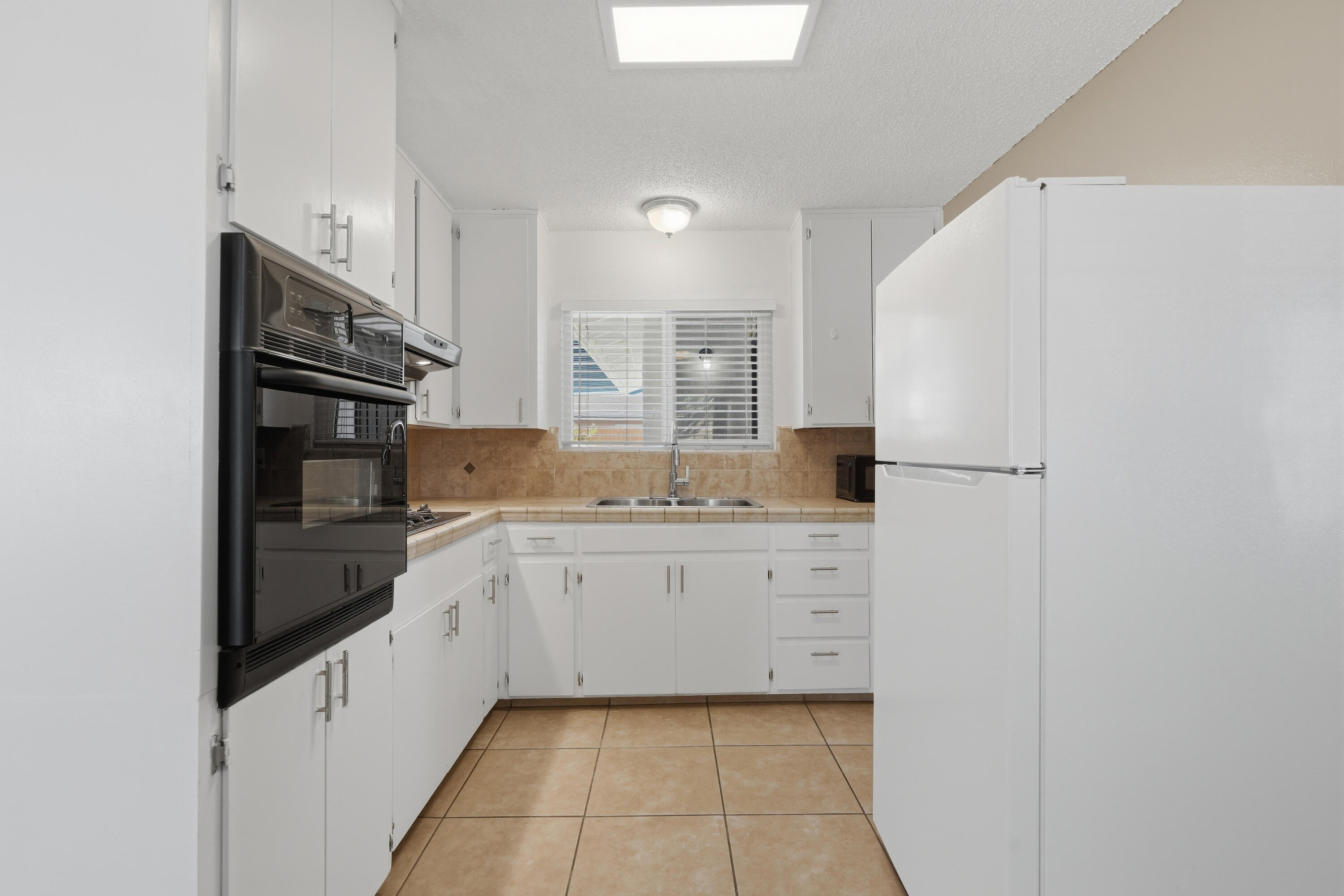 1435 Davis St, Hanford, CA 93230