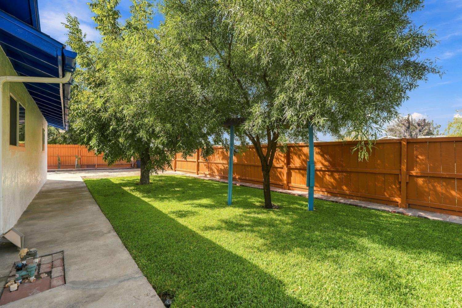 1435 Davis St, Hanford, CA 93230