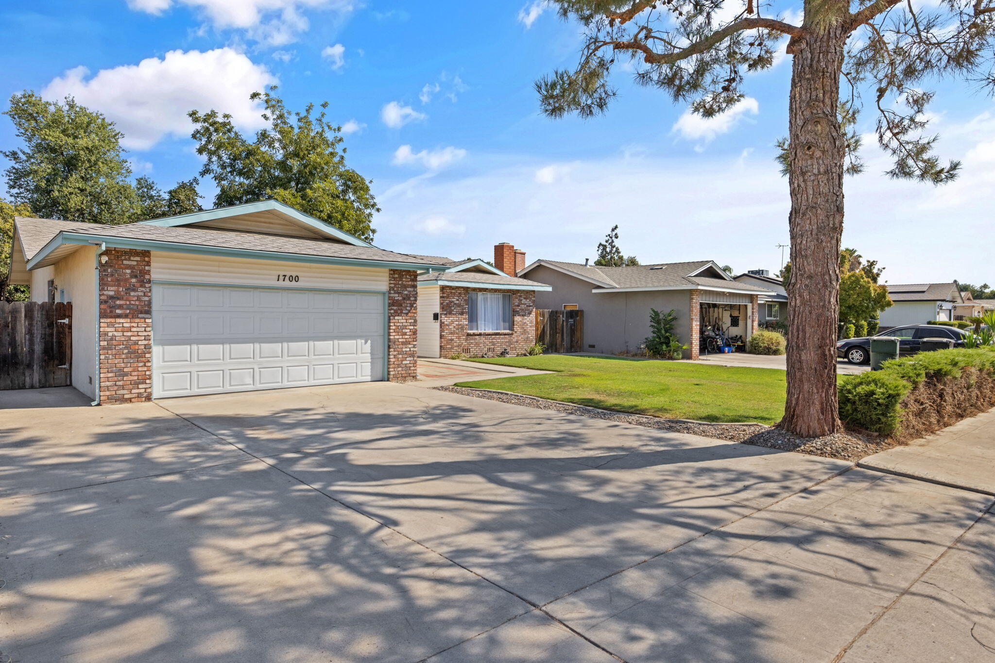 1700 W La Vida Ave, Visalia, CA 93277