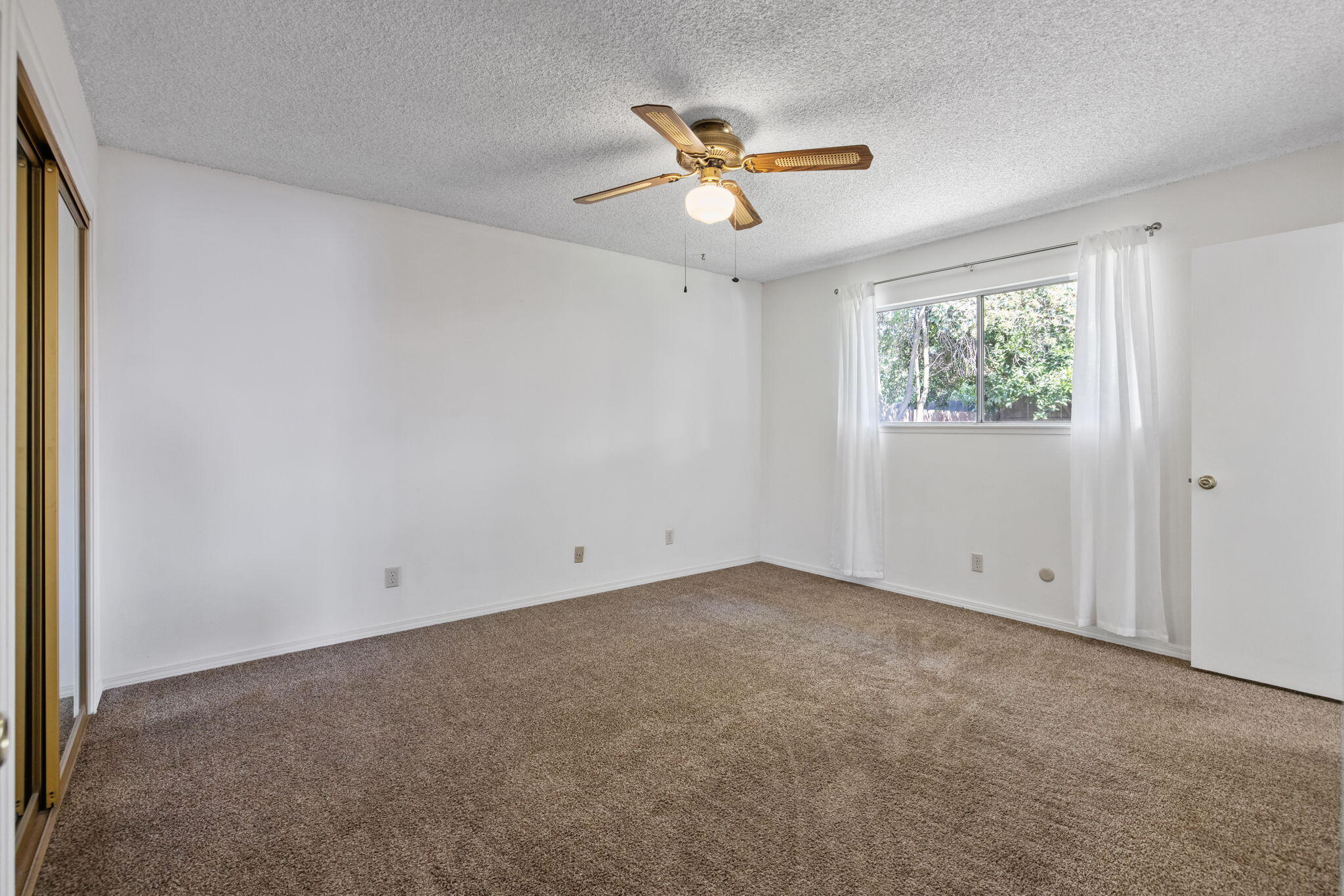 1700 W La Vida Ave, Visalia, CA 93277