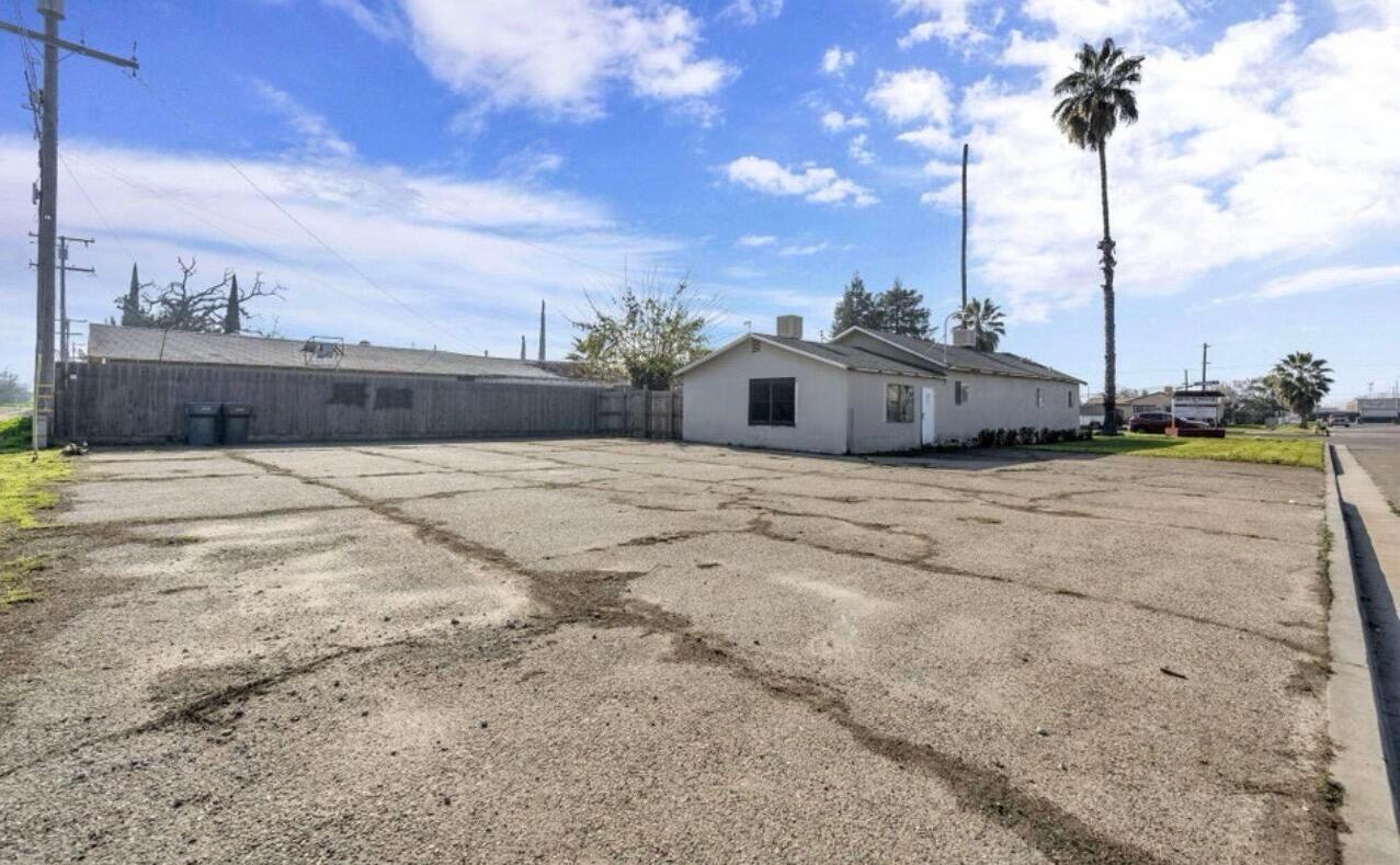 260 N Los Angeles St, Tulare, CA 93274