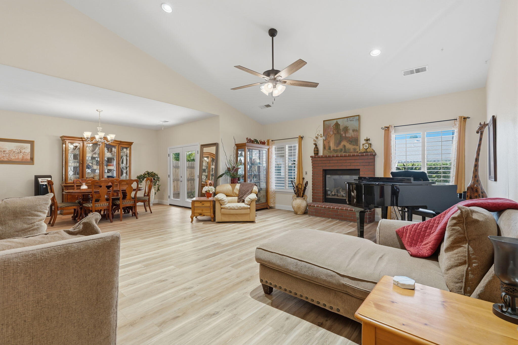 684 Rolling Hills Ct, Exeter, CA 93221