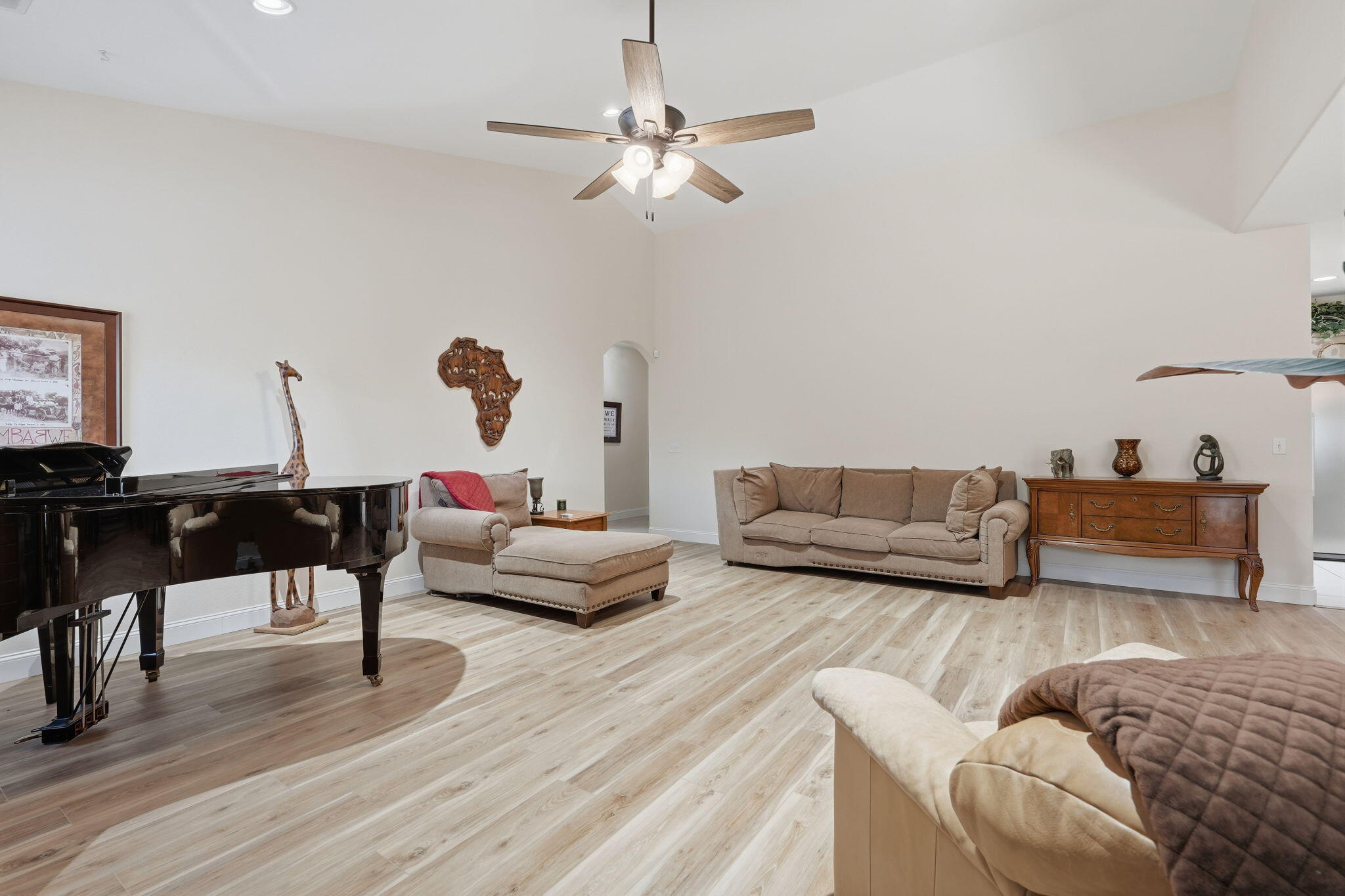 684 Rolling Hills Ct, Exeter, CA 93221