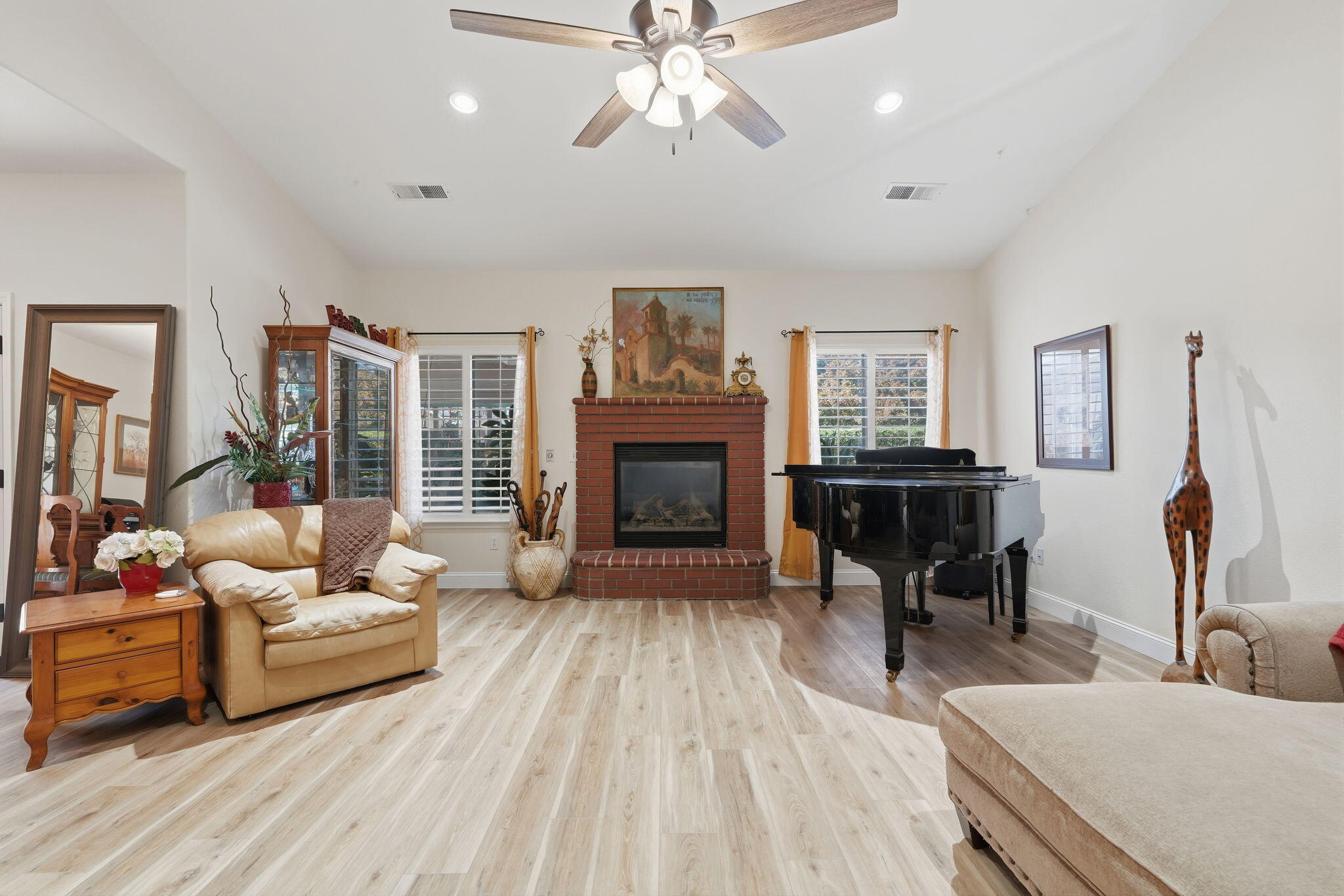 684 Rolling Hills Ct, Exeter, CA 93221