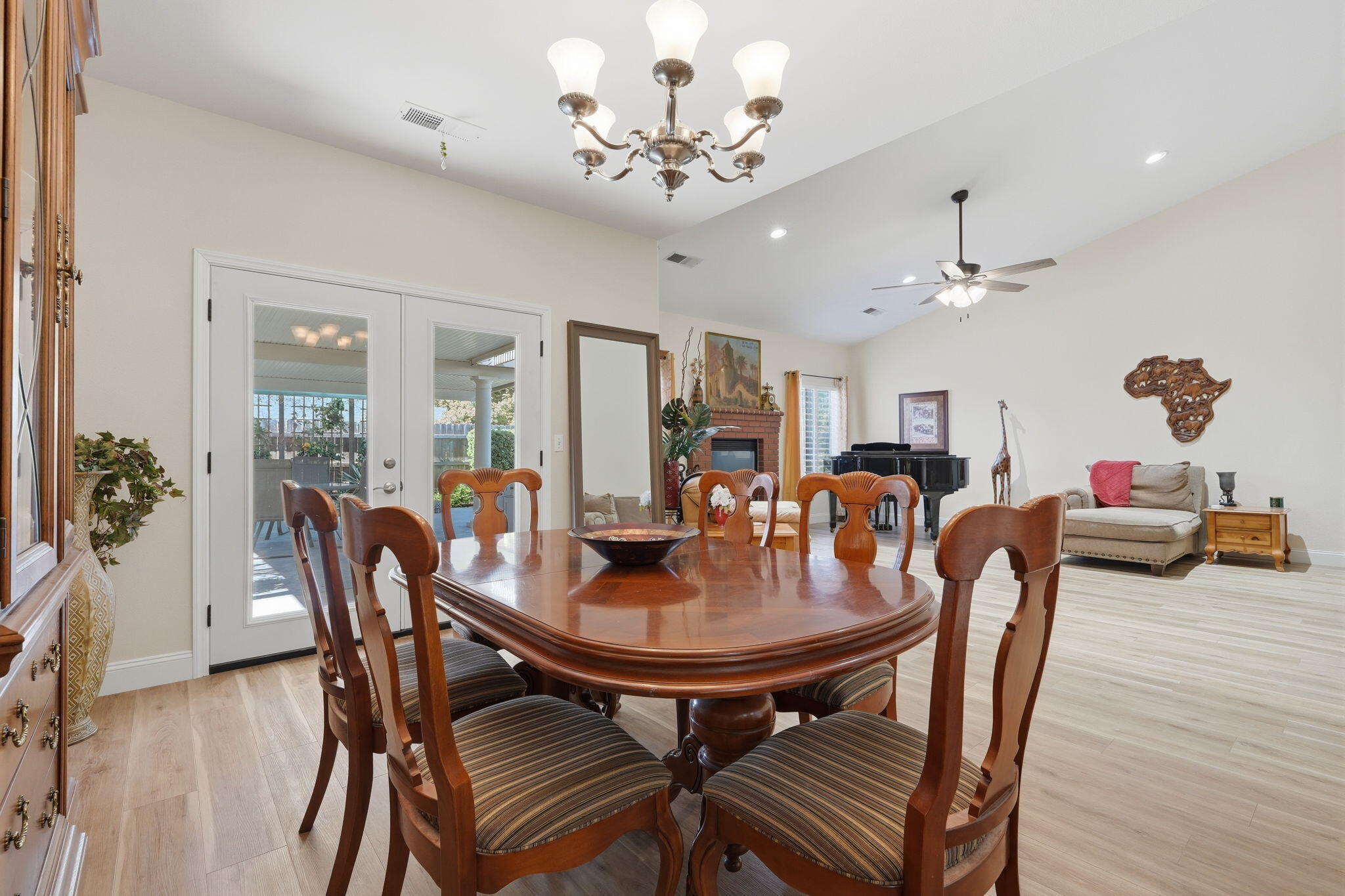 684 Rolling Hills Ct, Exeter, CA 93221