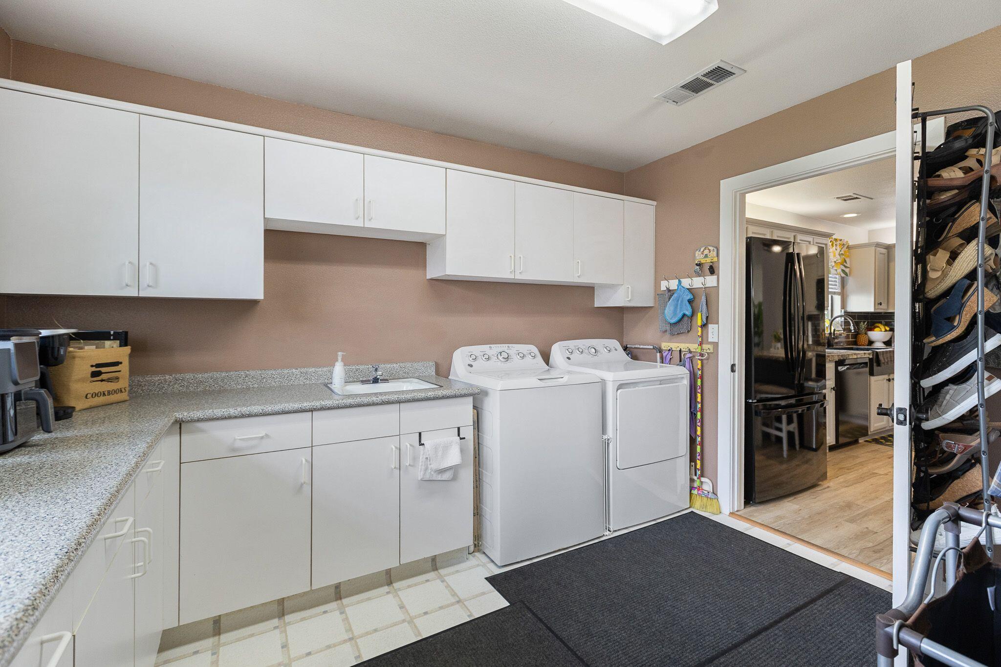 744 E San Joaquin Ave, Tulare, CA 93274