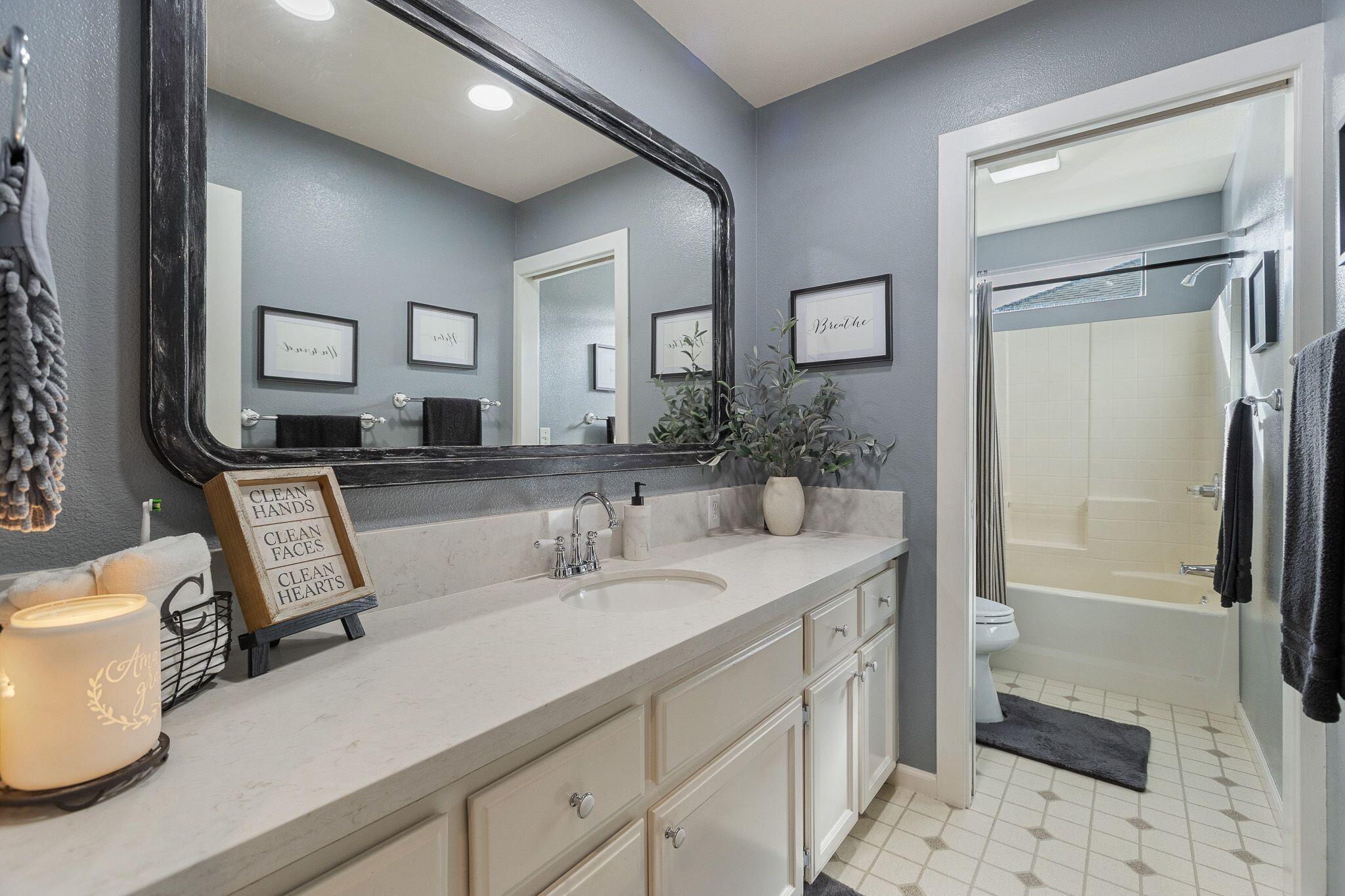 744 E San Joaquin Ave, Tulare, CA 93274