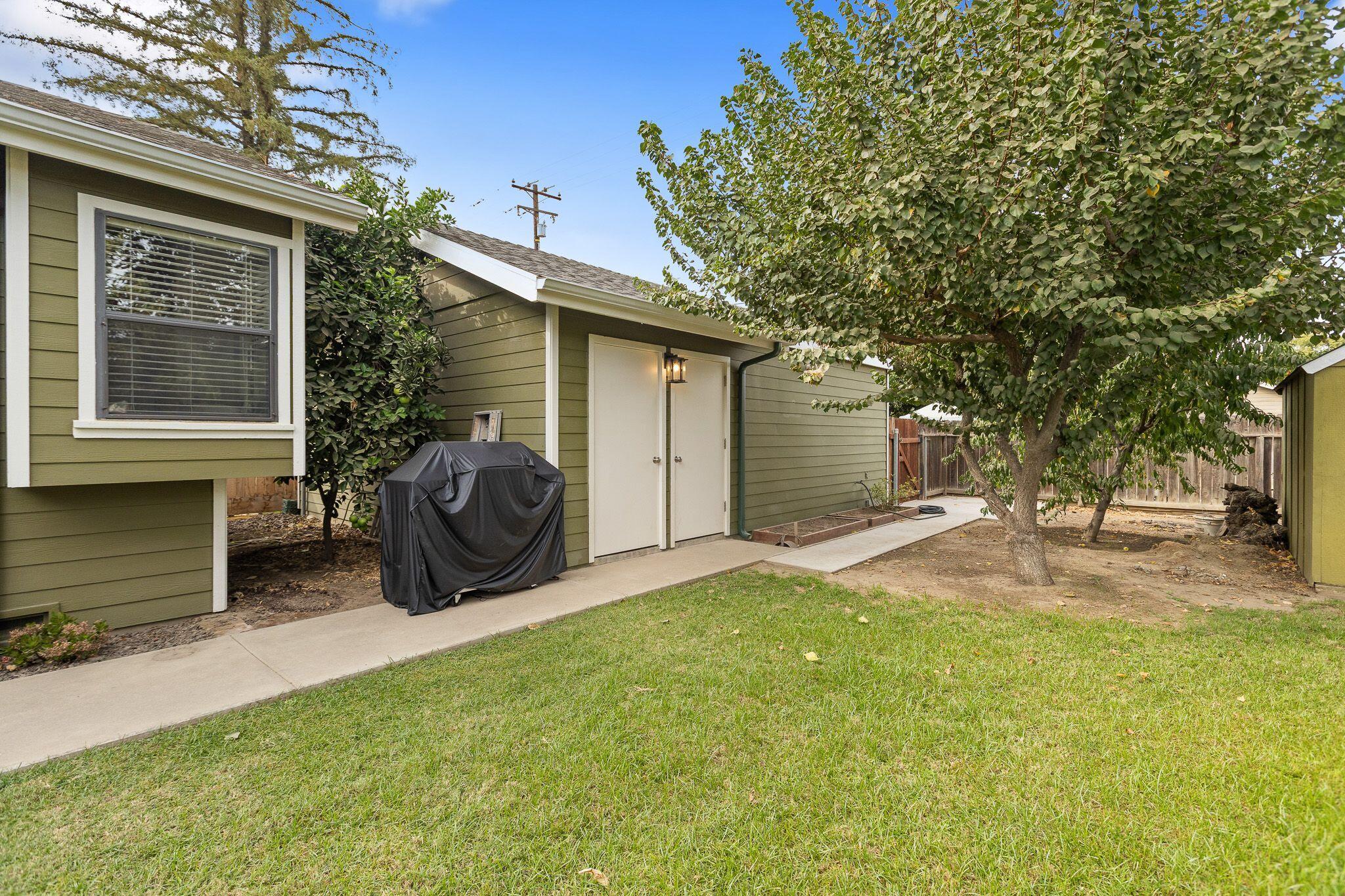 744 E San Joaquin Ave, Tulare, CA 93274