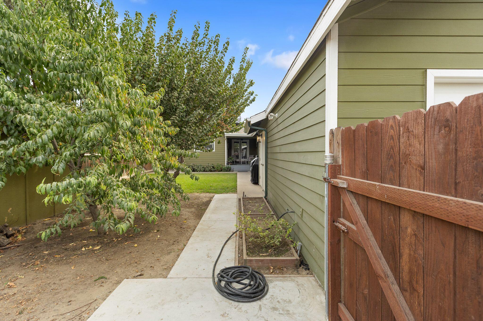 744 E San Joaquin Ave, Tulare, CA 93274