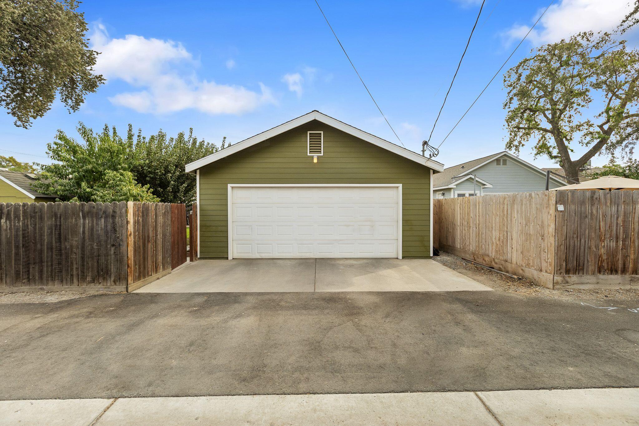744 E San Joaquin Ave, Tulare, CA 93274
