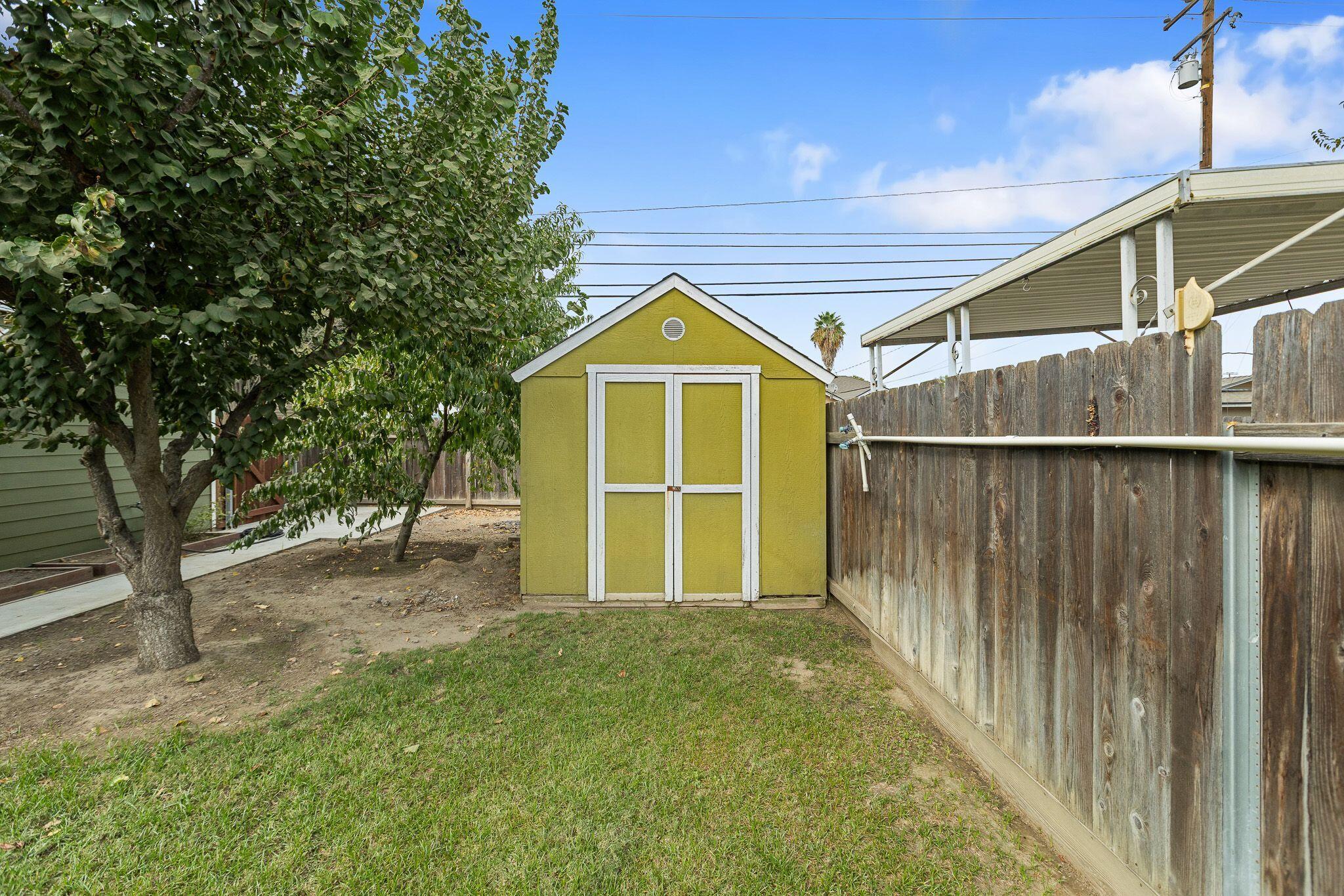 744 E San Joaquin Ave, Tulare, CA 93274