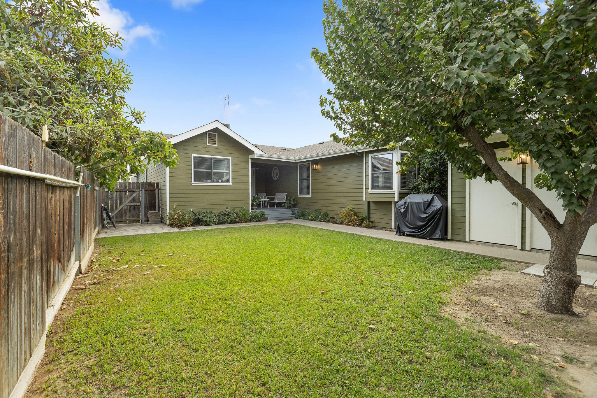 744 E San Joaquin Ave, Tulare, CA 93274