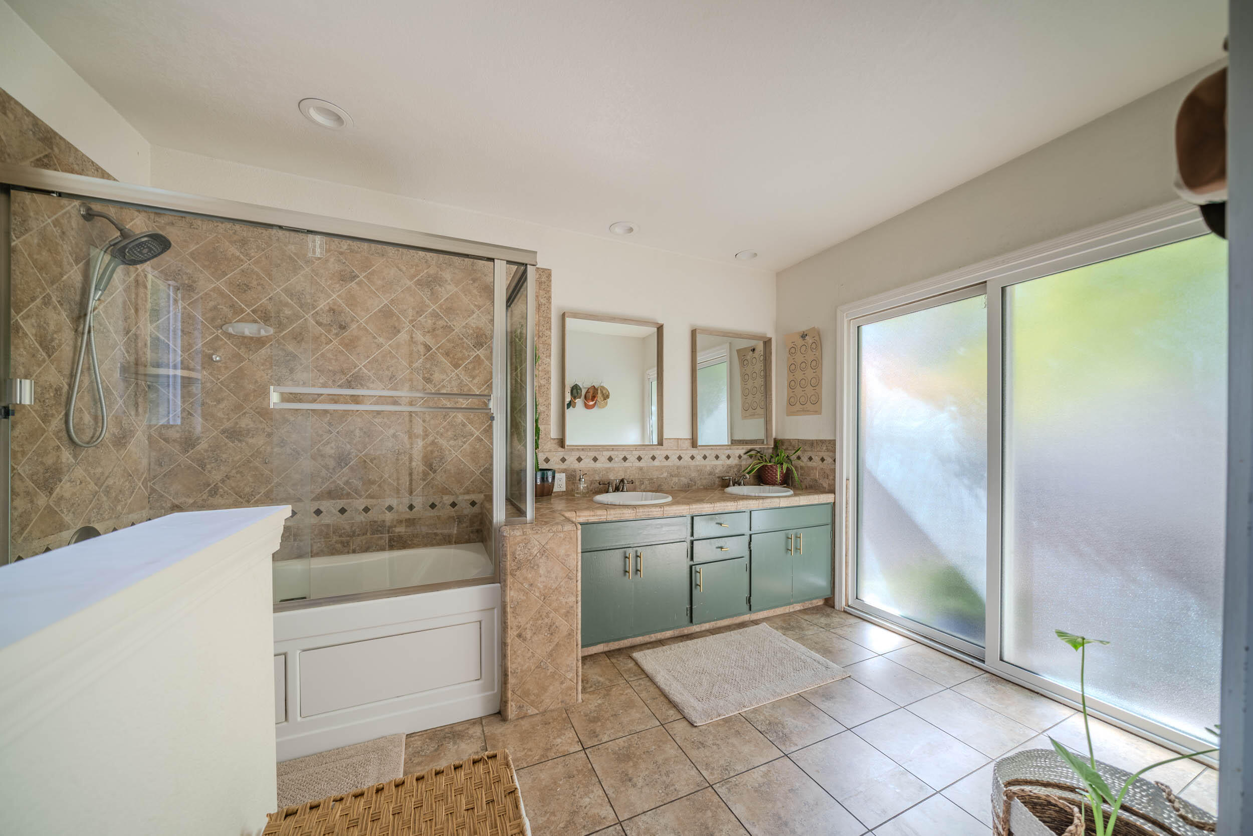 904 S Oak Park, Visalia, CA 93277