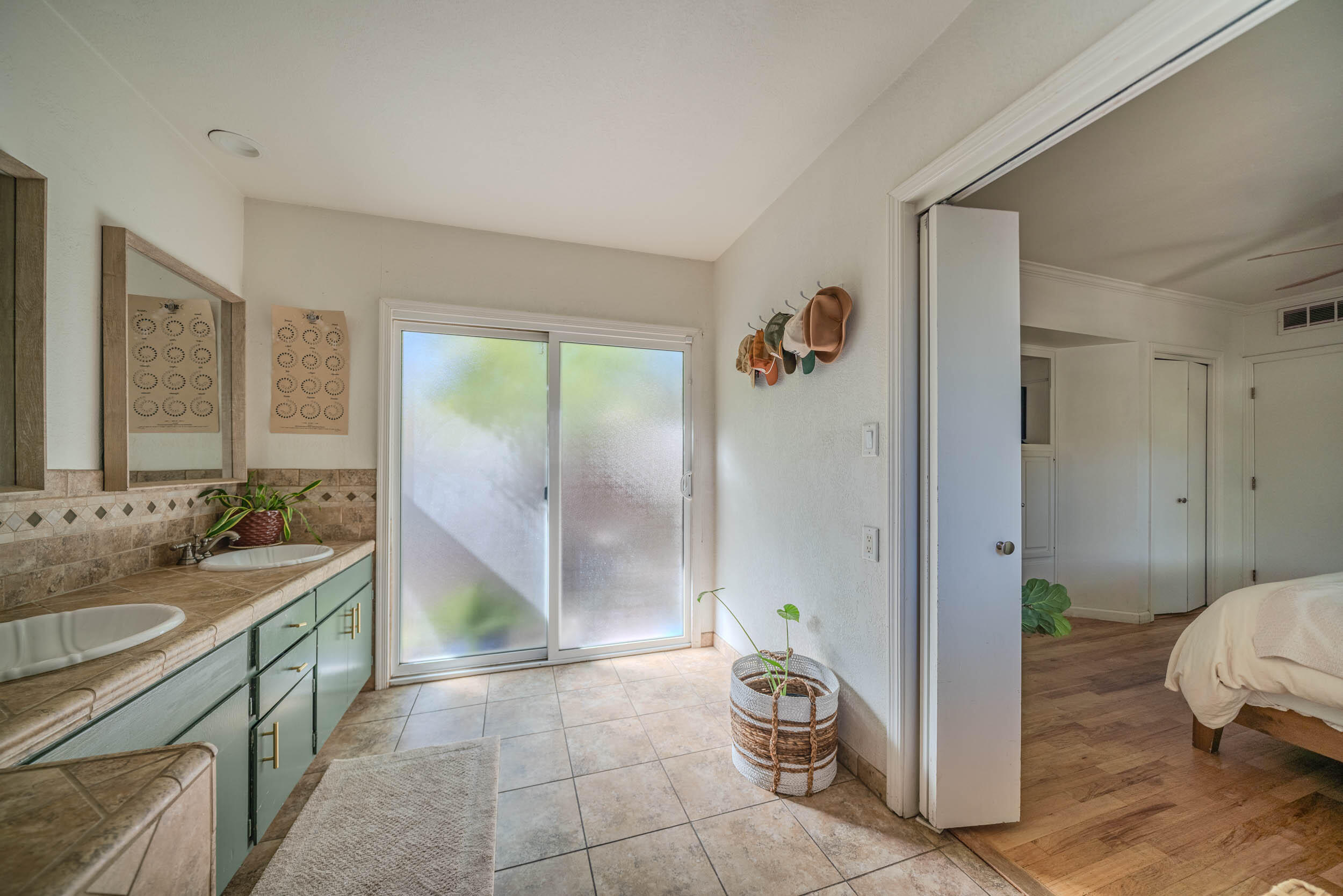 904 S Oak Park, Visalia, CA 93277