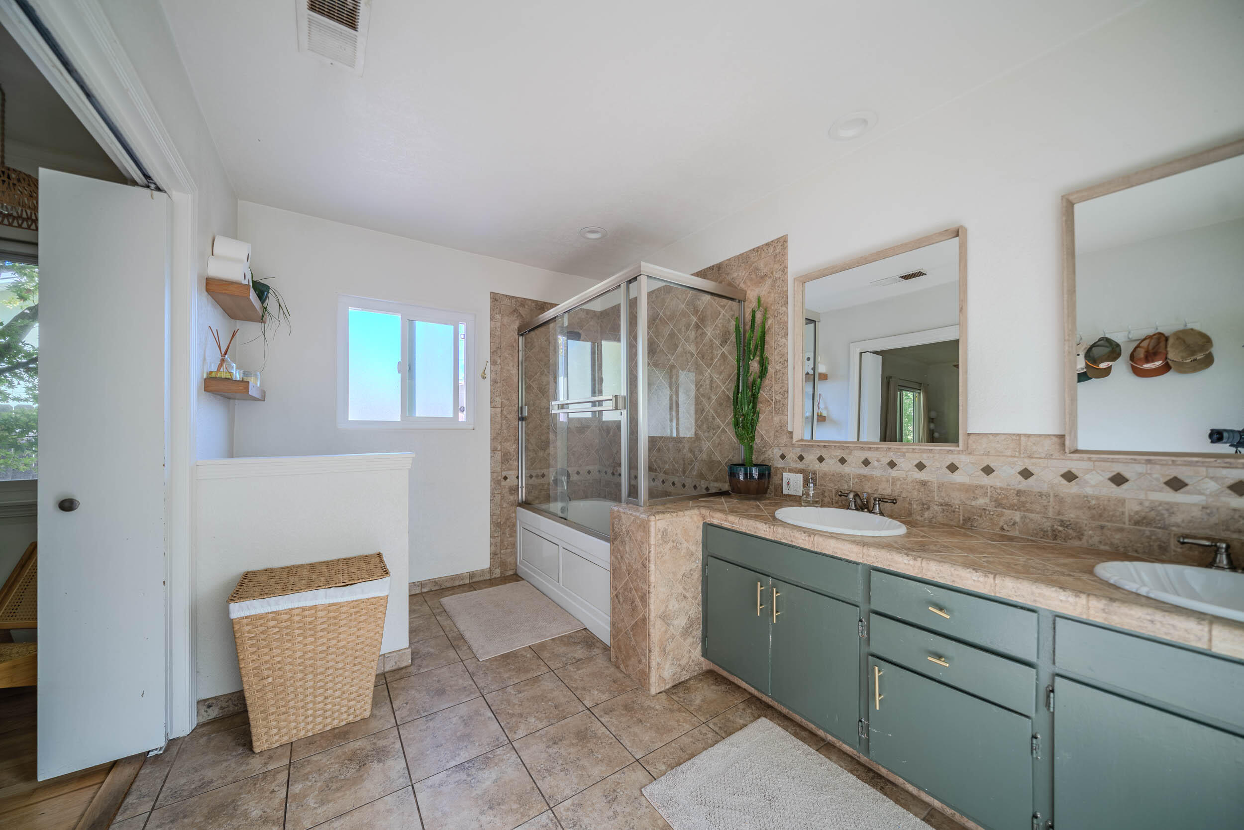 904 S Oak Park, Visalia, CA 93277