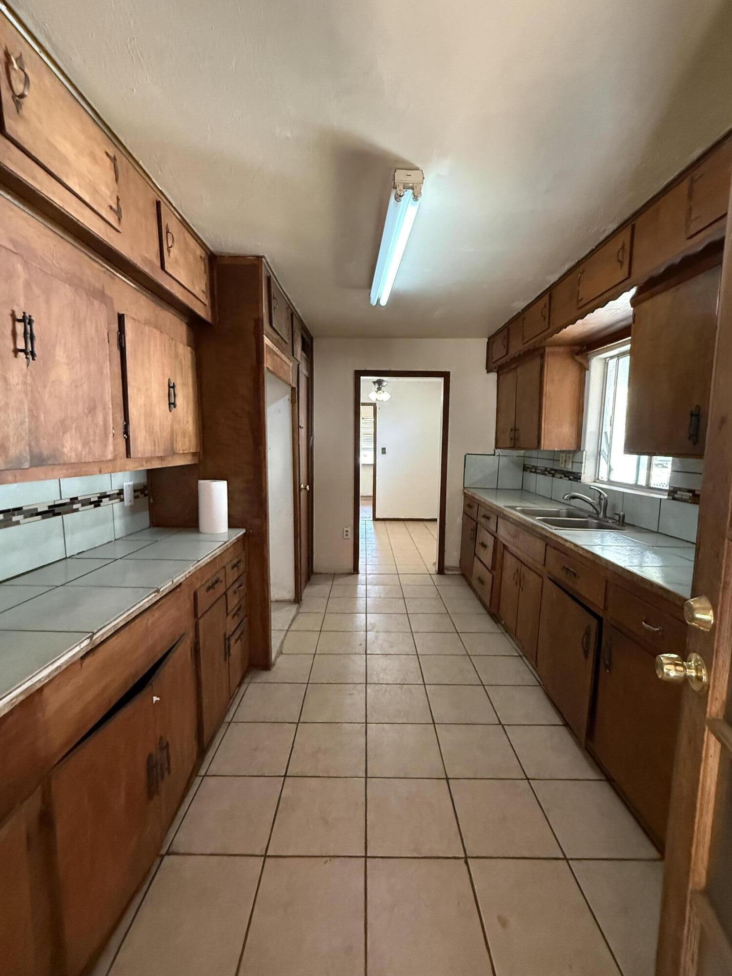 230 S Cottage St, Porterville, CA 93257