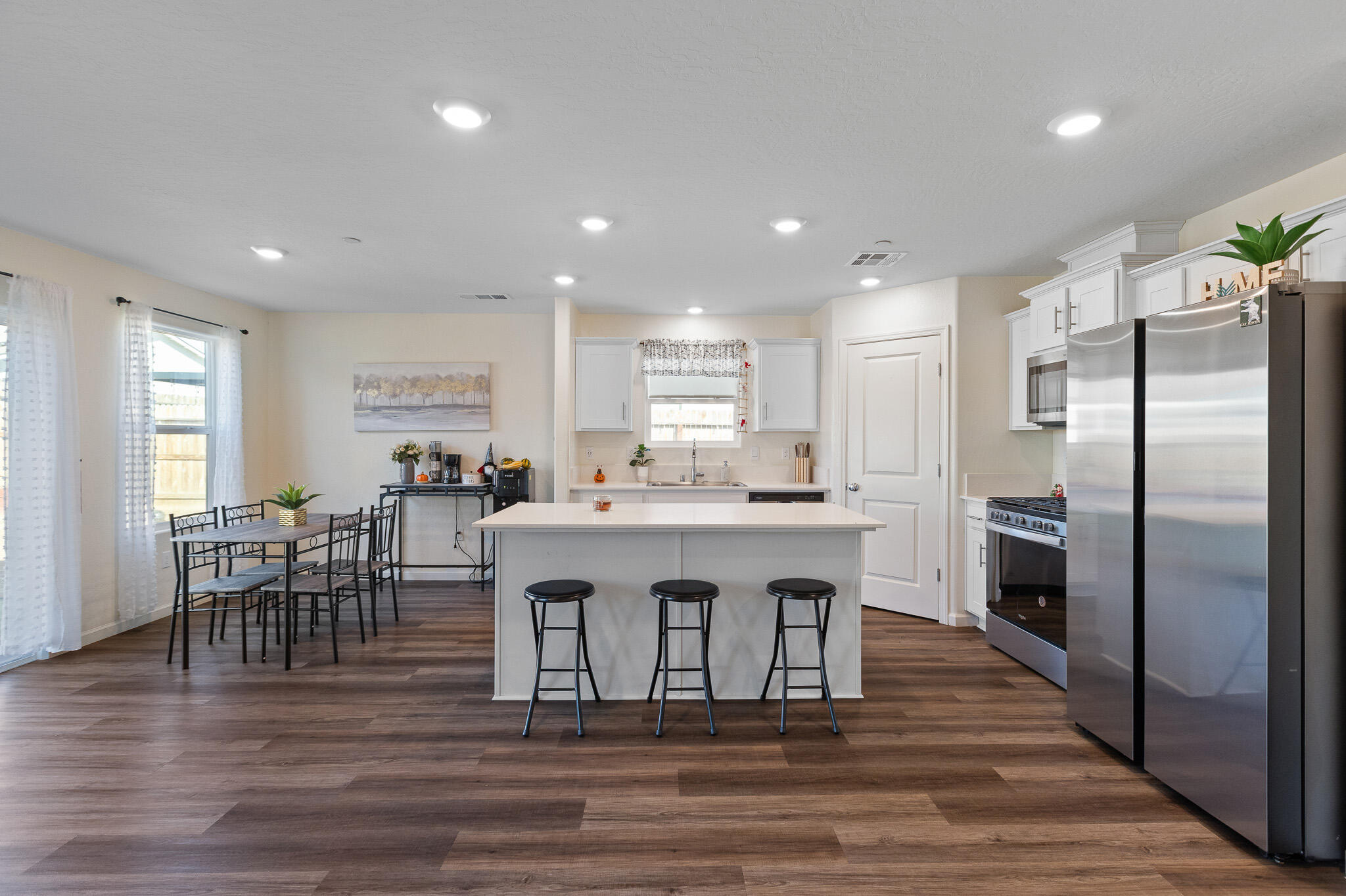 562 W Greenwood Ave, Woodlake, CA 93286
