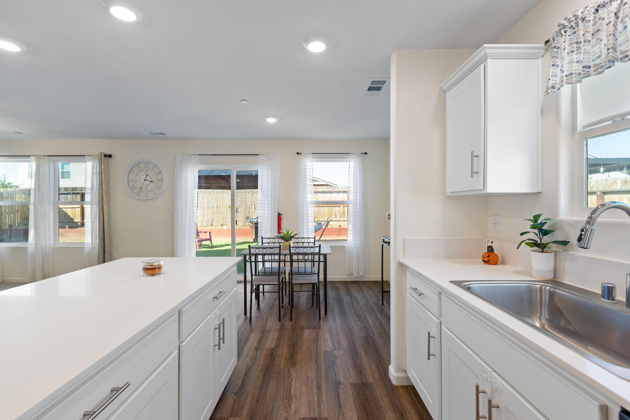 562 W Greenwood Ave, Woodlake, CA 93286