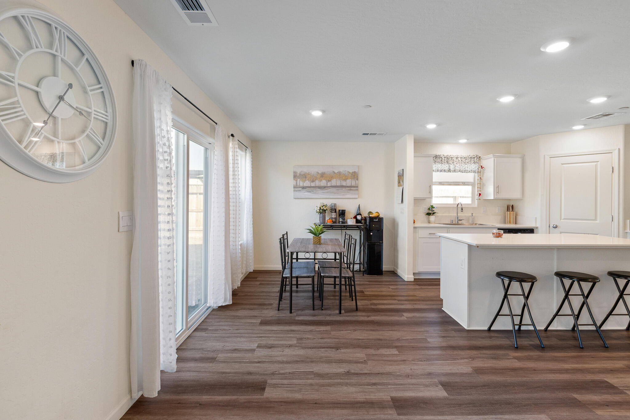562 W Greenwood Ave, Woodlake, CA 93286