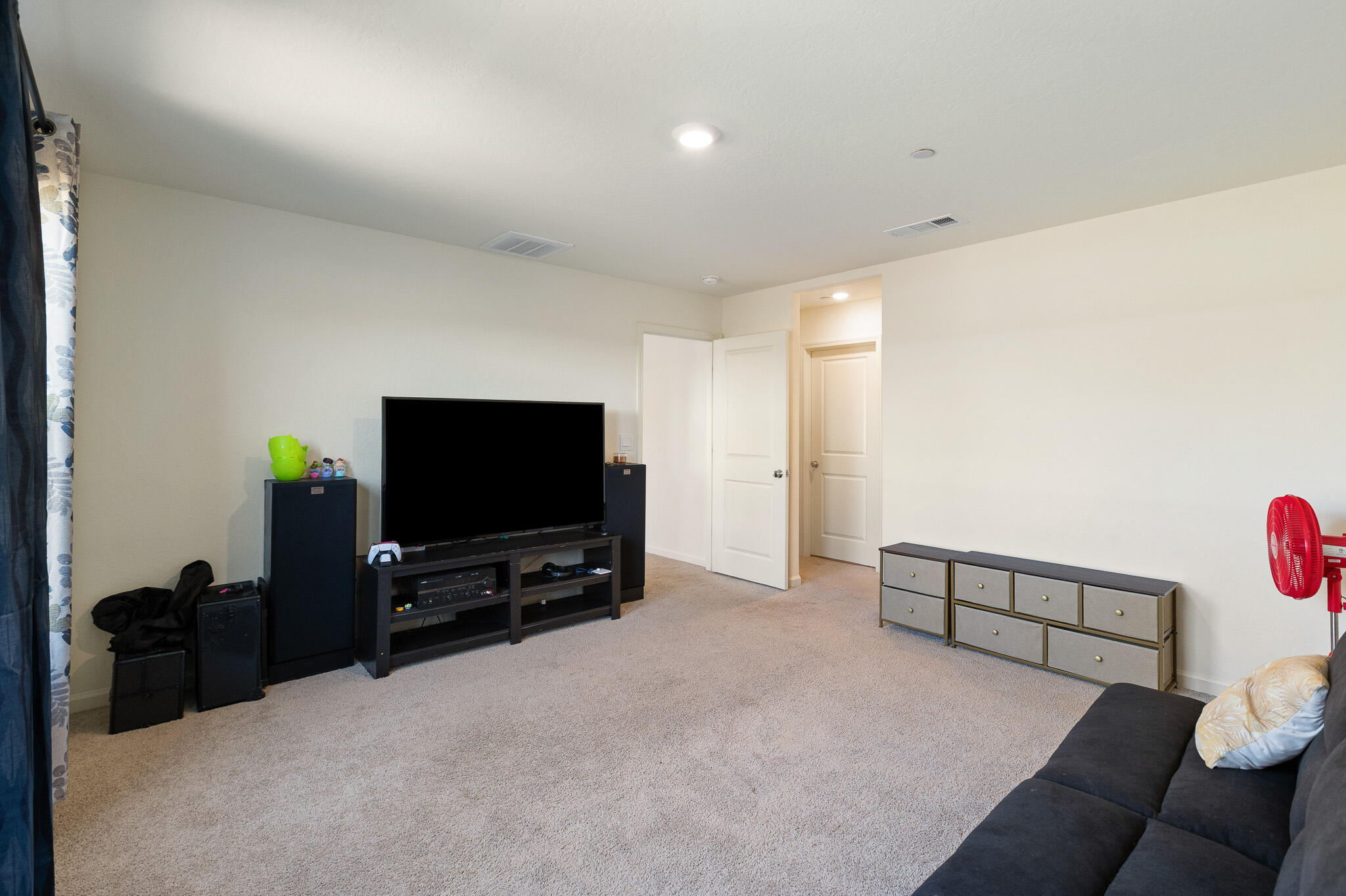 562 W Greenwood Ave, Woodlake, CA 93286
