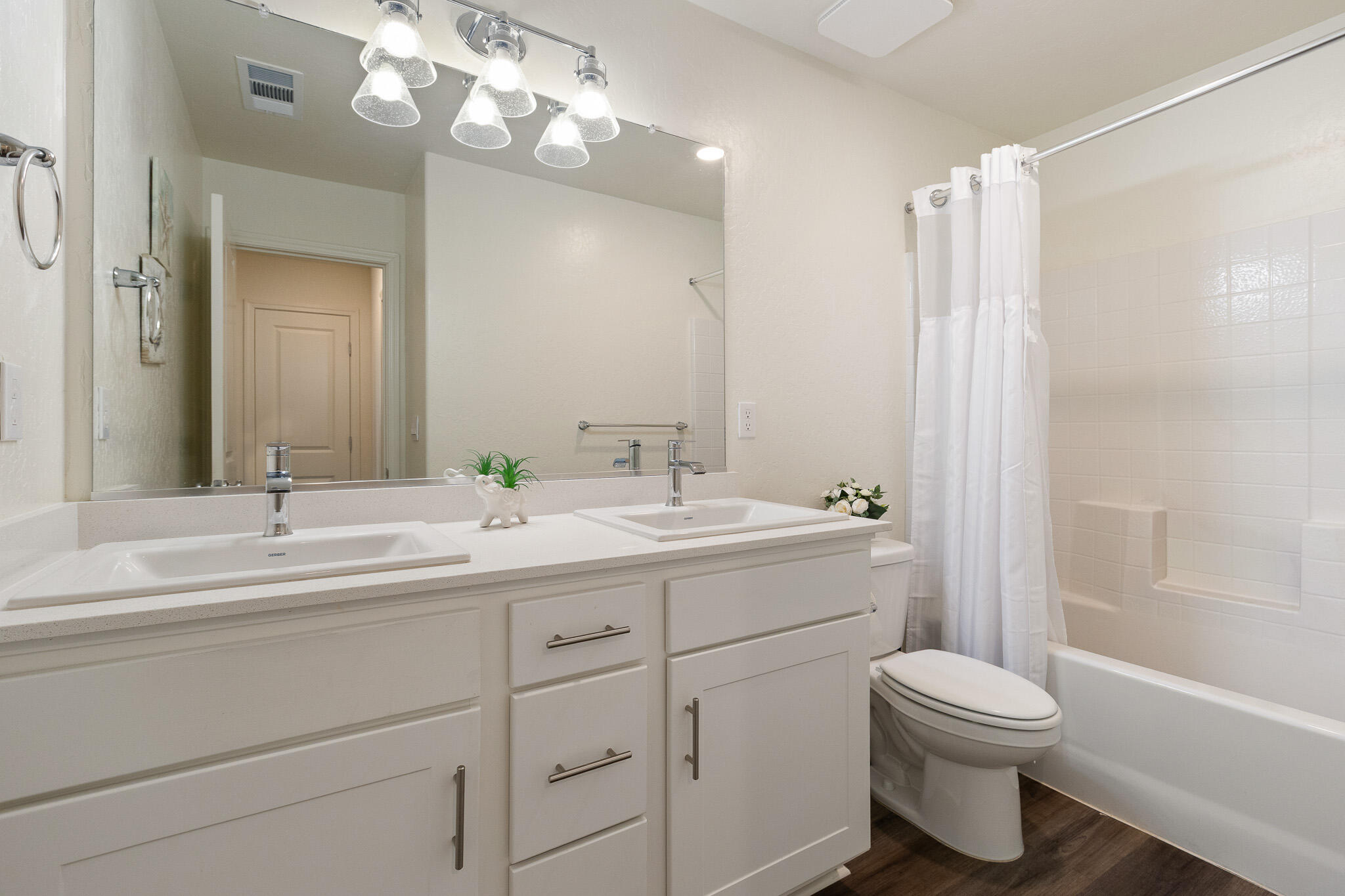 562 W Greenwood Ave, Woodlake, CA 93286